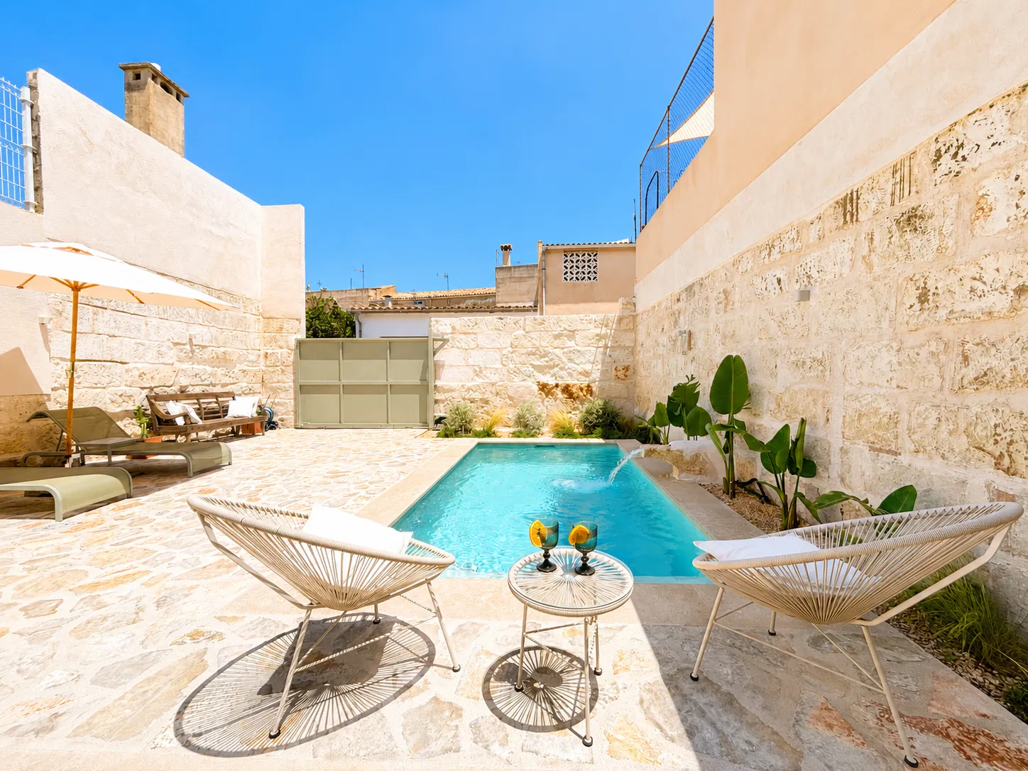 Stunning house offering both comfort and luxury-2
