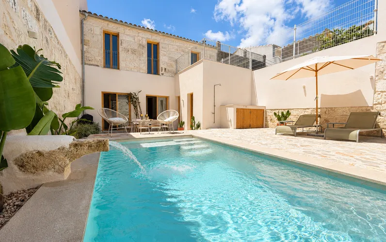 Impressionant casa de poble amb piscina