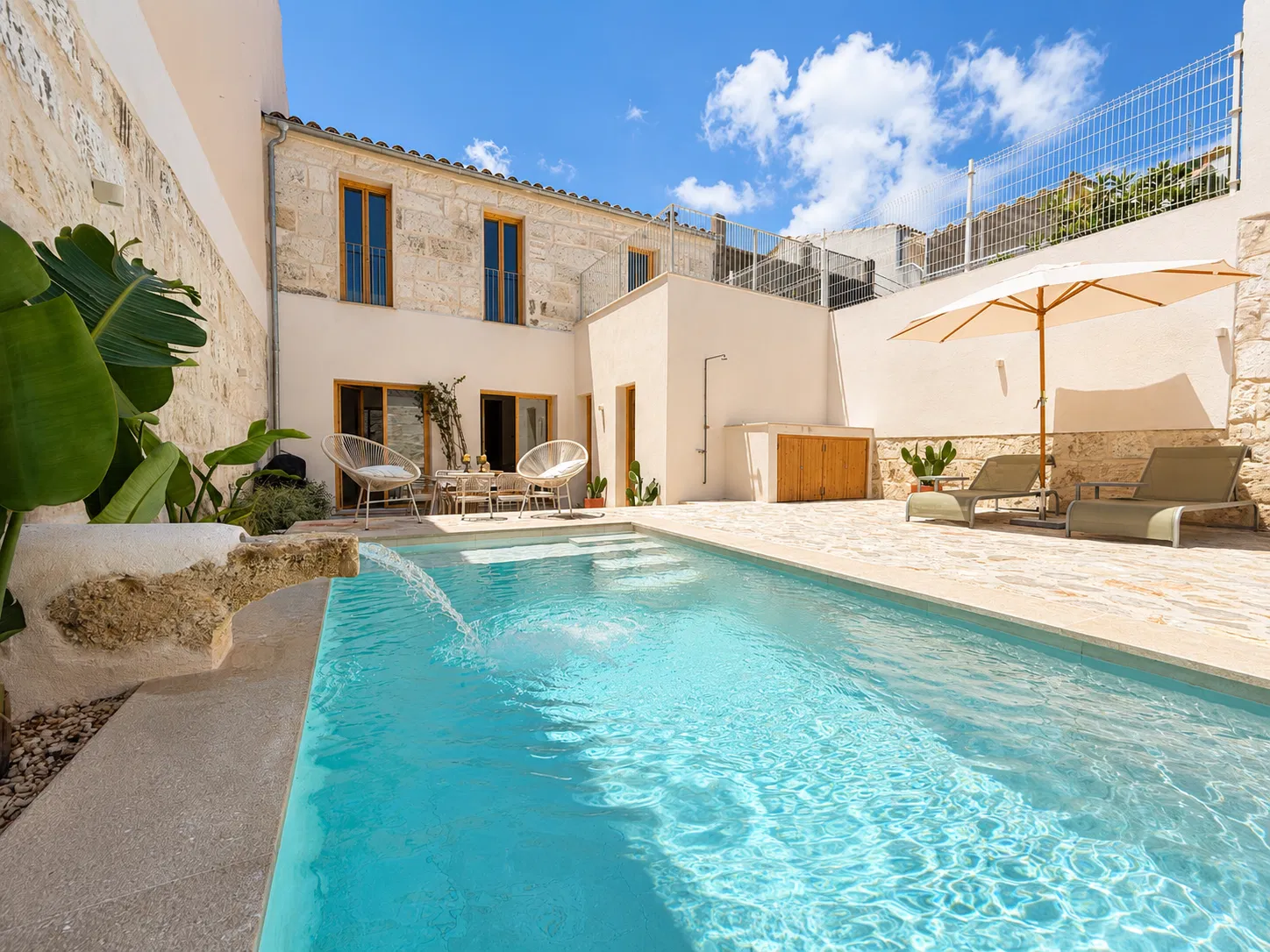 Stunning house offering both comfort and luxury-1
