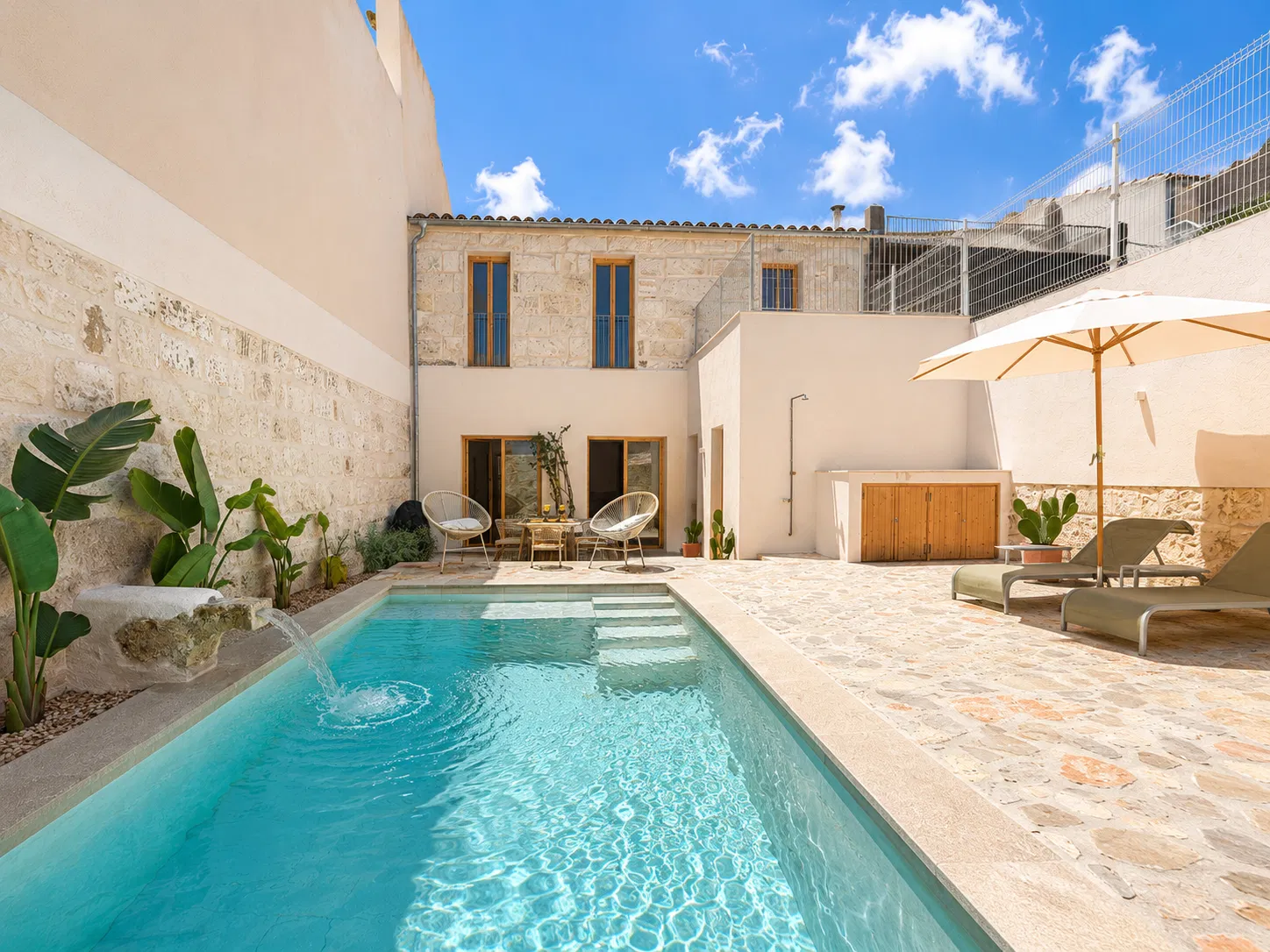 Stunning house offering both comfort and luxury-17
