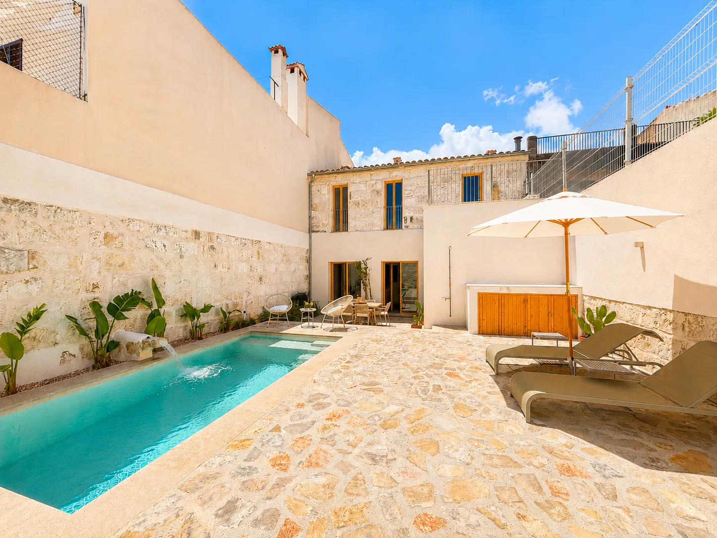 Stunning house offering both comfort and luxury-3