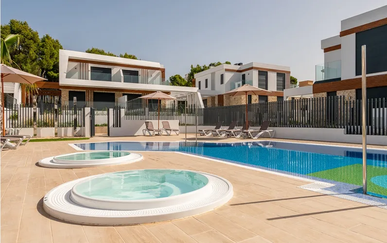 Maison jumelée neuve avec jardin près de la mer