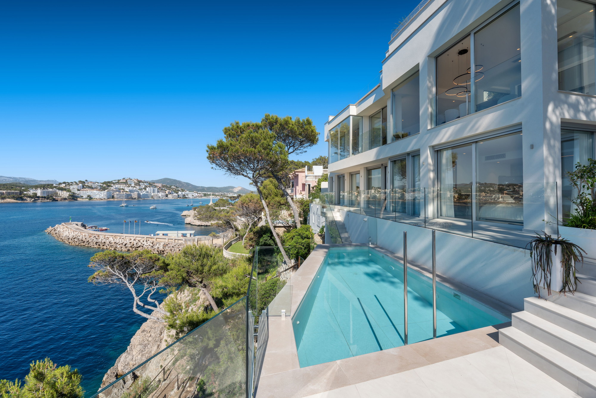 Luxuriöse Designer-Residenz in erster Meereslinie von Santa Ponsa mit privatem Meerzugang
