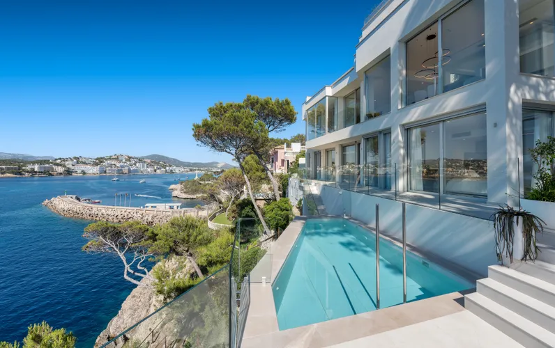 Luksusowa designerska rezydencja w pierwszej linii brzegowej Santa Ponsa z prywatnym dostępem do morza