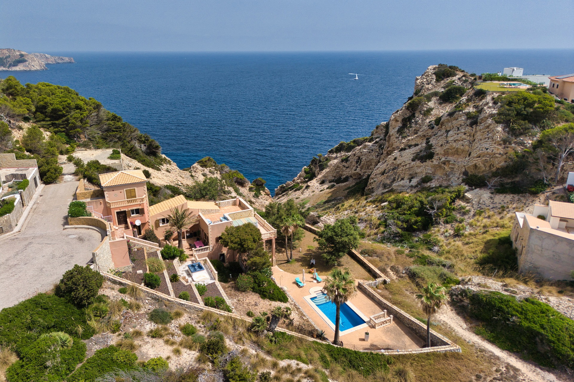 Villa situata in una spettacolare posizione collinare con vista panoramica che spazia fino a Minorca