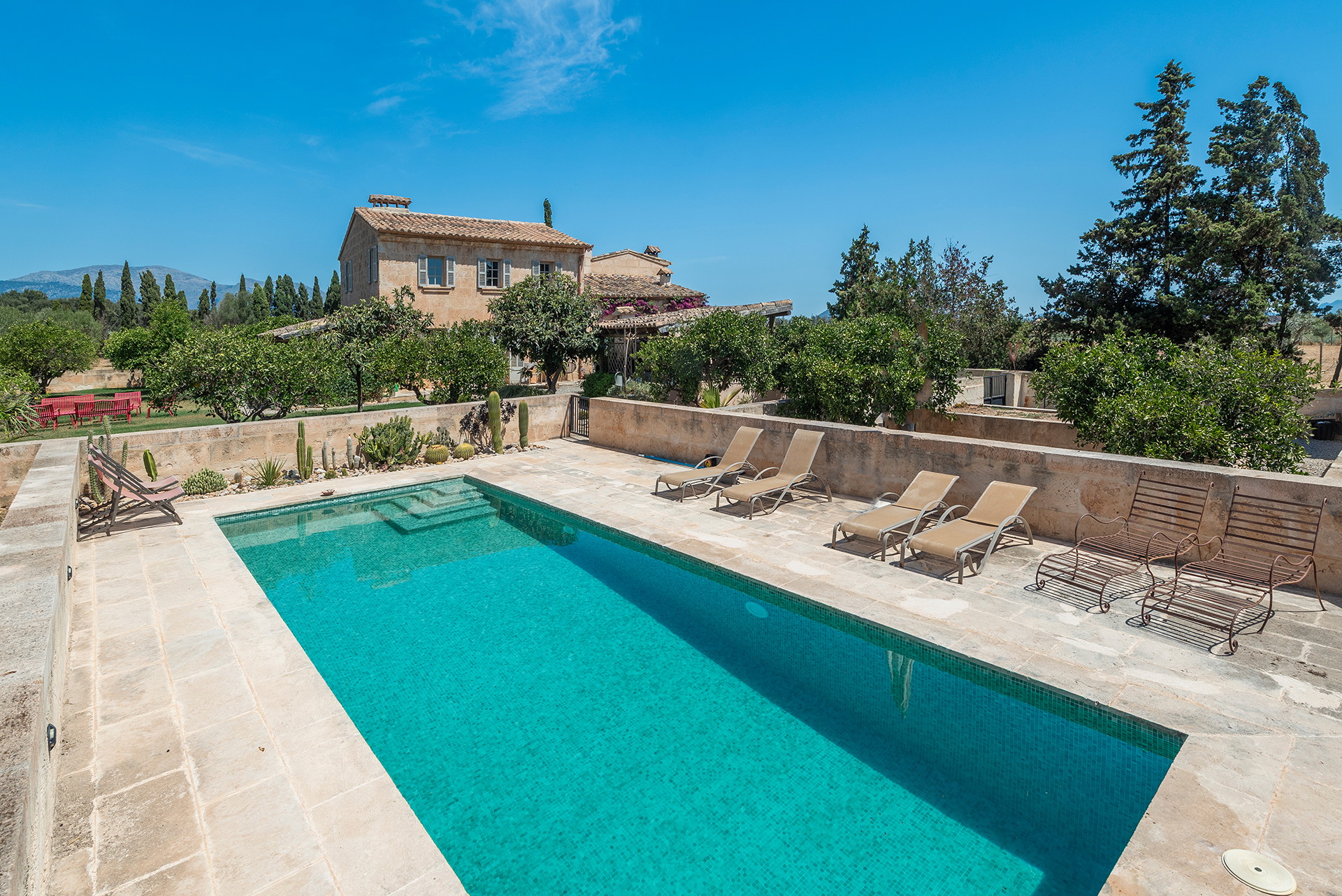 Lussuosa residenza familiare con piscina e dependance