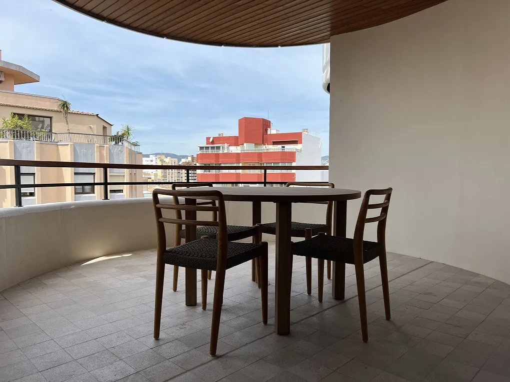 Renoveret lejlighed med terrasse og elevator uden for den gamle bydel-7