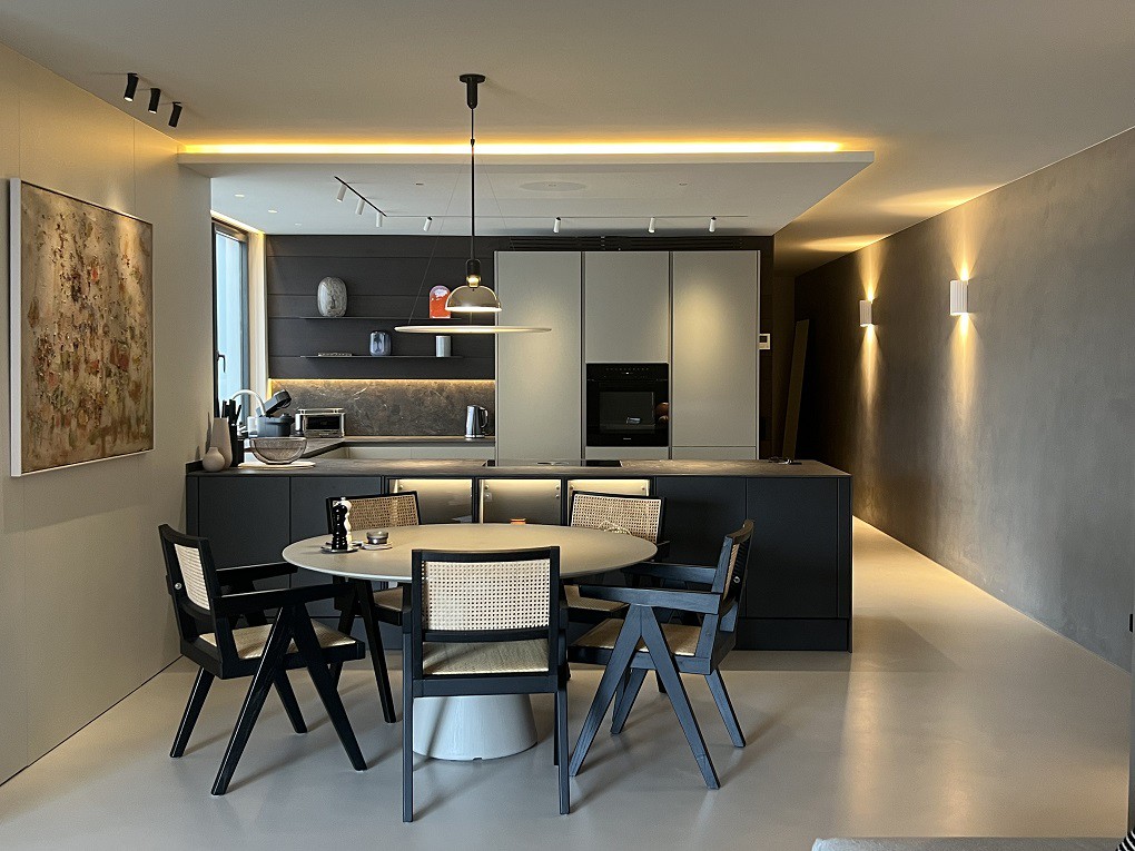 Luxuriously renovated flat with terrace, parking and lift near El Corte Inglés