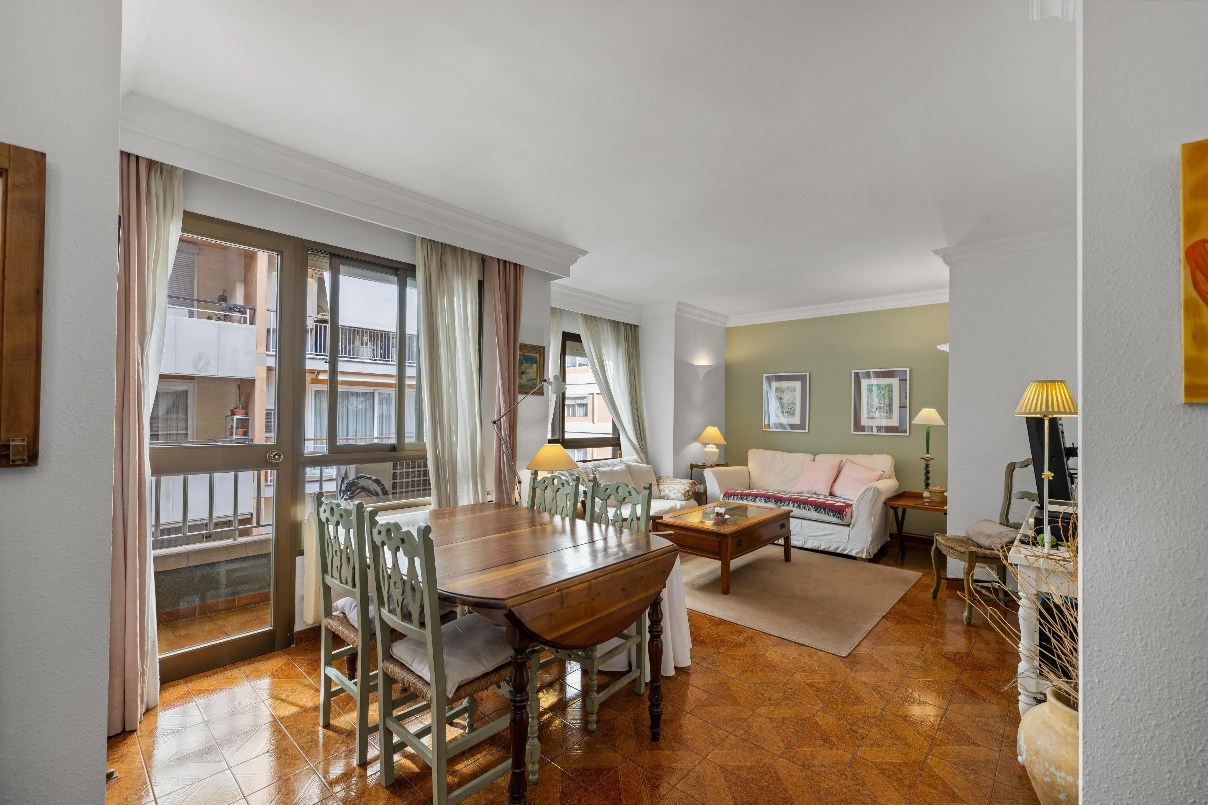 Ruim 4-kamerappartement op een exclusieve locatie-1