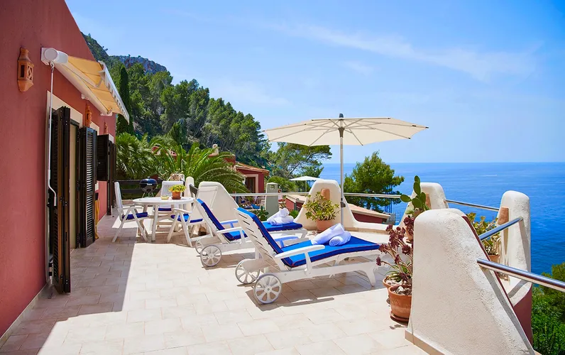 Solrig ferielejlighed med panoramaudsigt over havet og pool