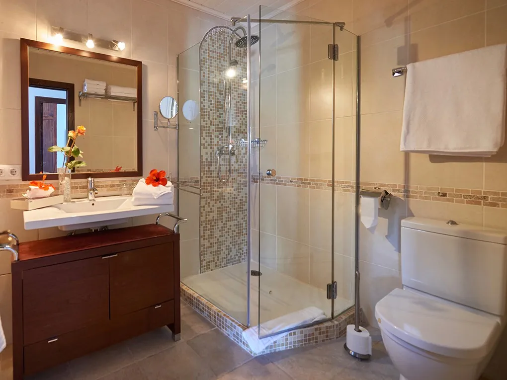 Solrig ferielejlighed med panoramaudsigt over havet og pool-16