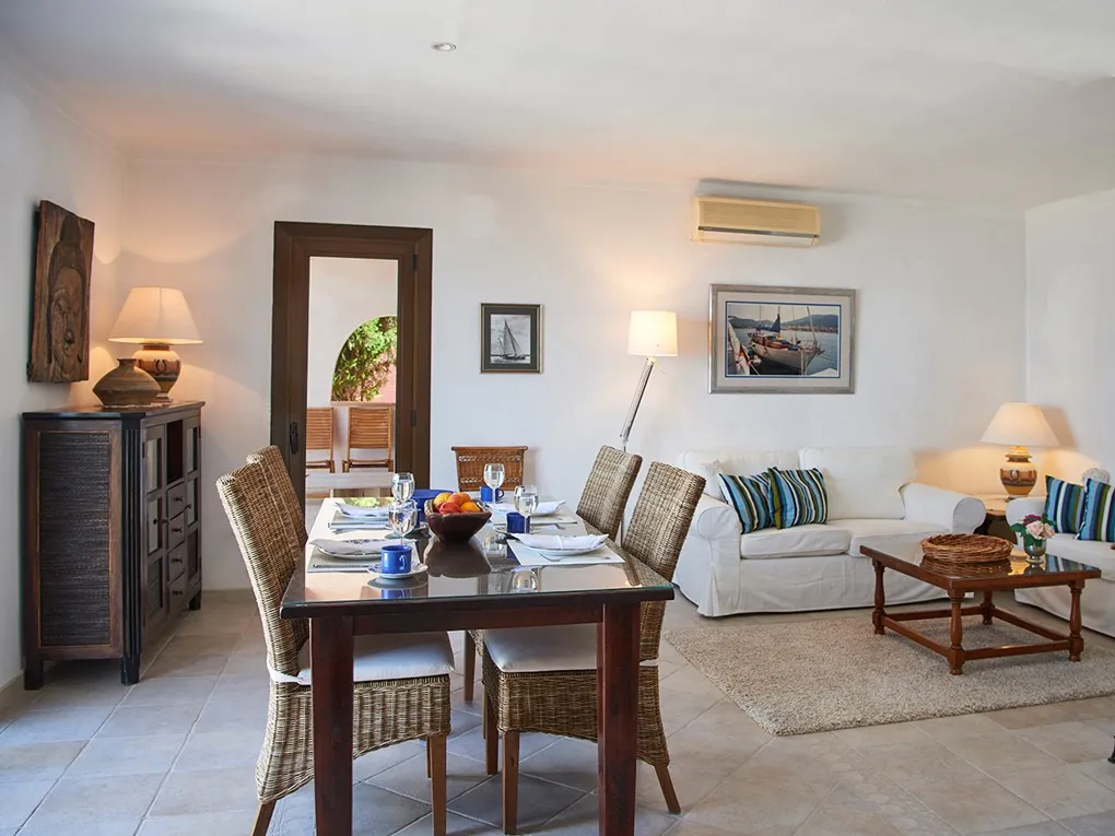 Soleggiato appartamento per vacanze con vista panoramica sul mare e piscina-4