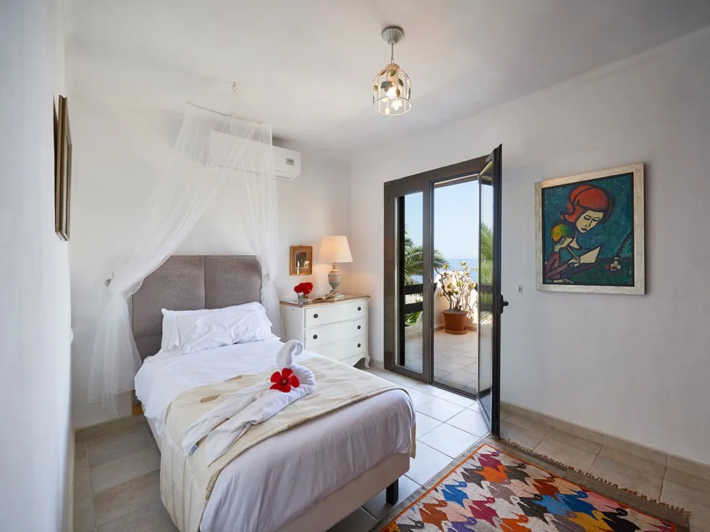 Solrig ferielejlighed med panoramaudsigt over havet og pool-13