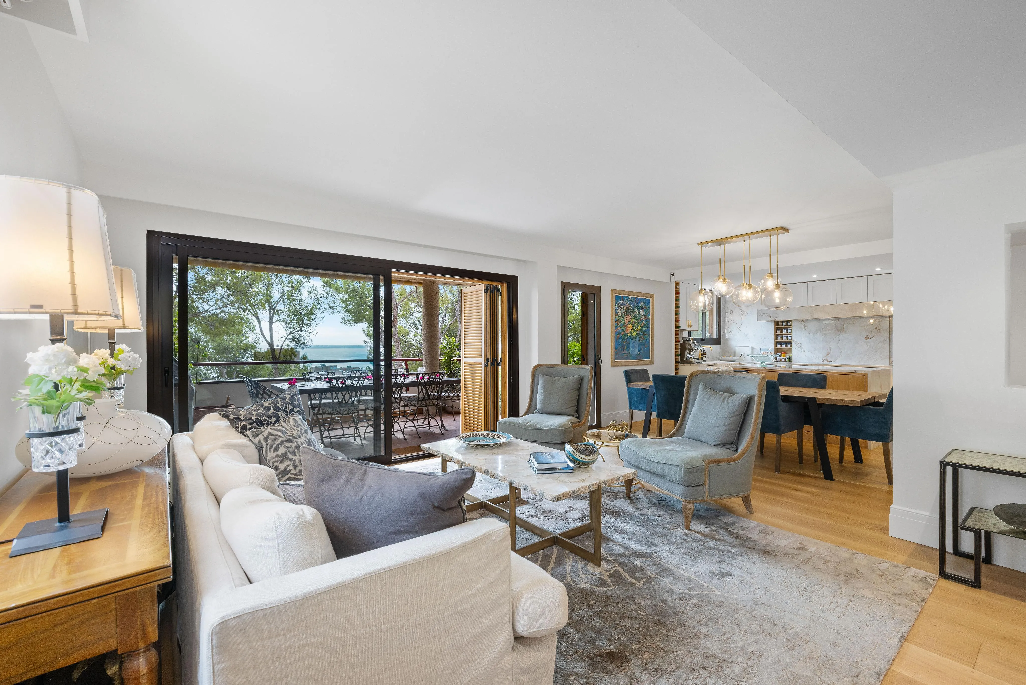 Spacious sea view apartment-4