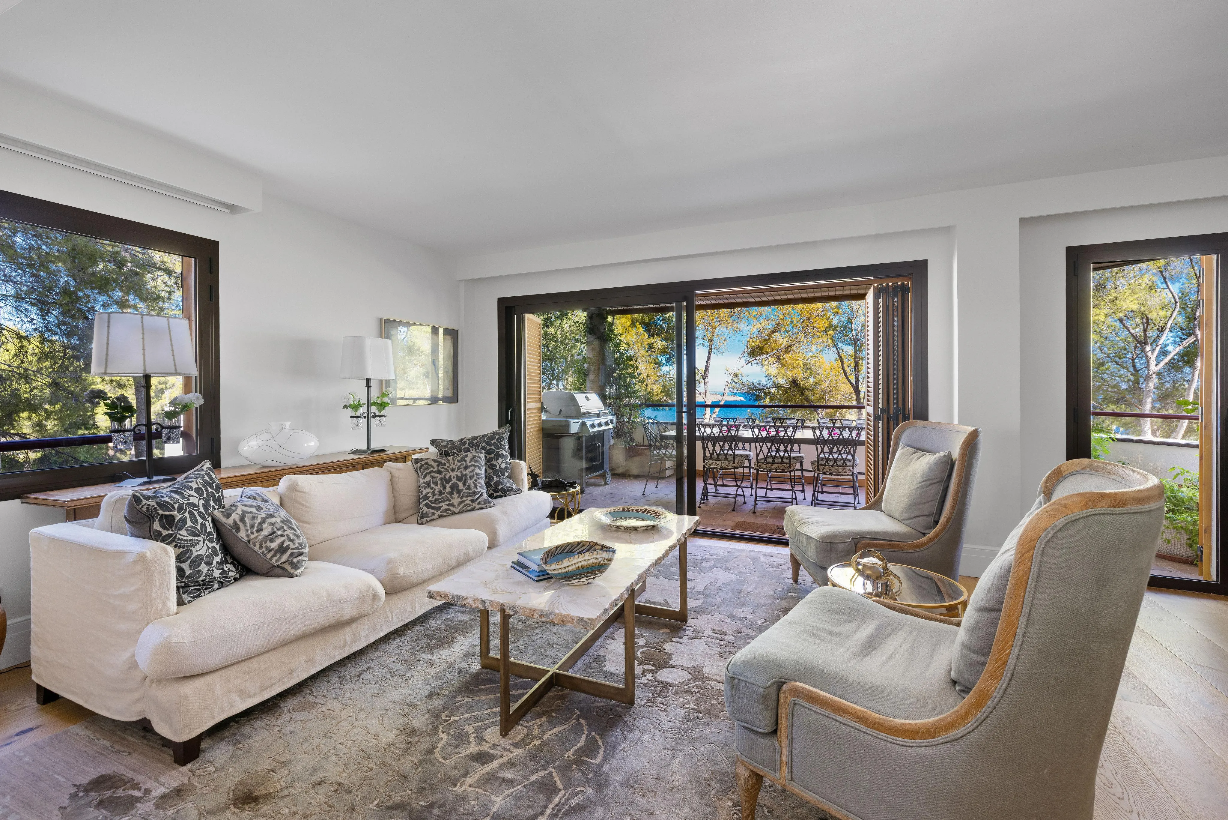 Spacious sea view apartment-3