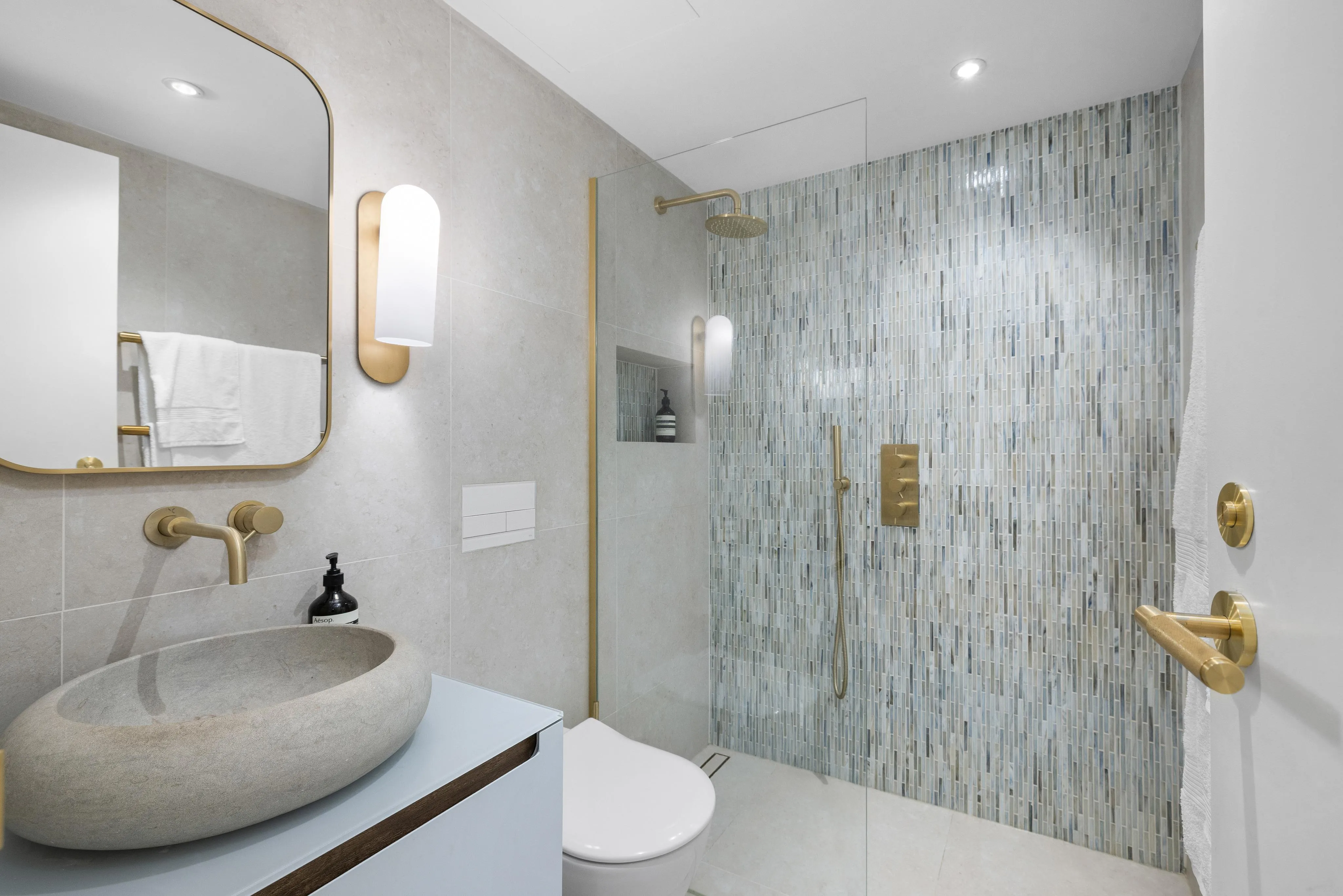 Spacious sea view apartment-10