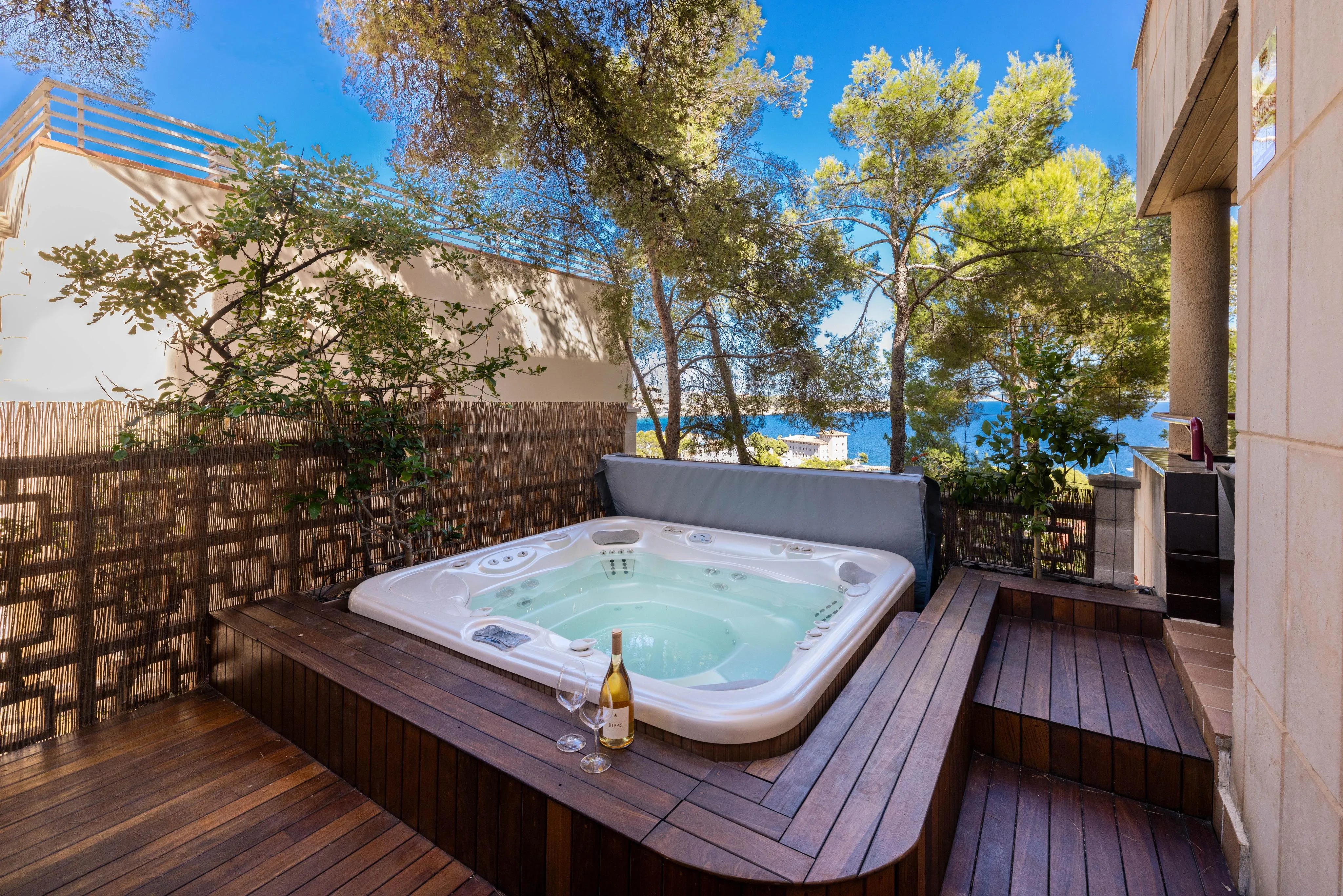 Spacious sea view apartment-11