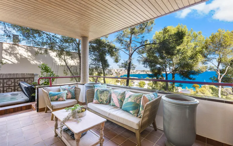 Spacious sea view apartment