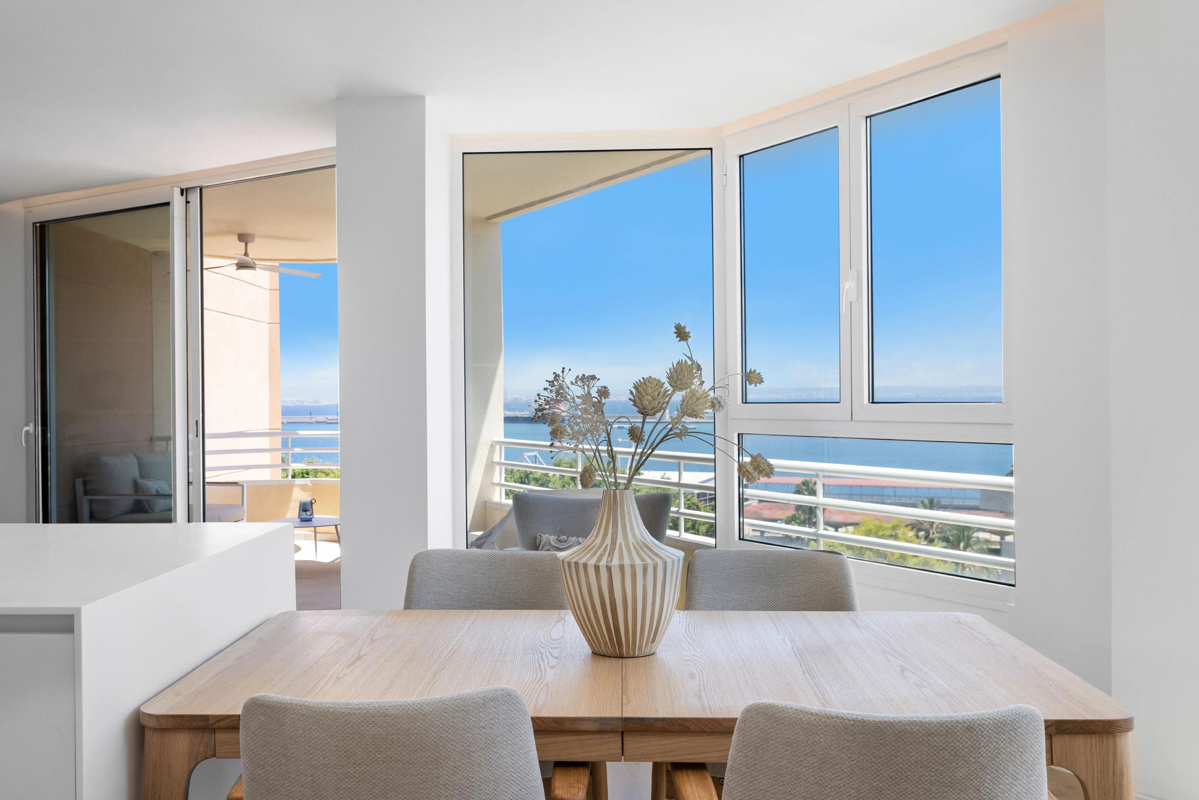 Licht en ruim gerenoveerd appartement-6