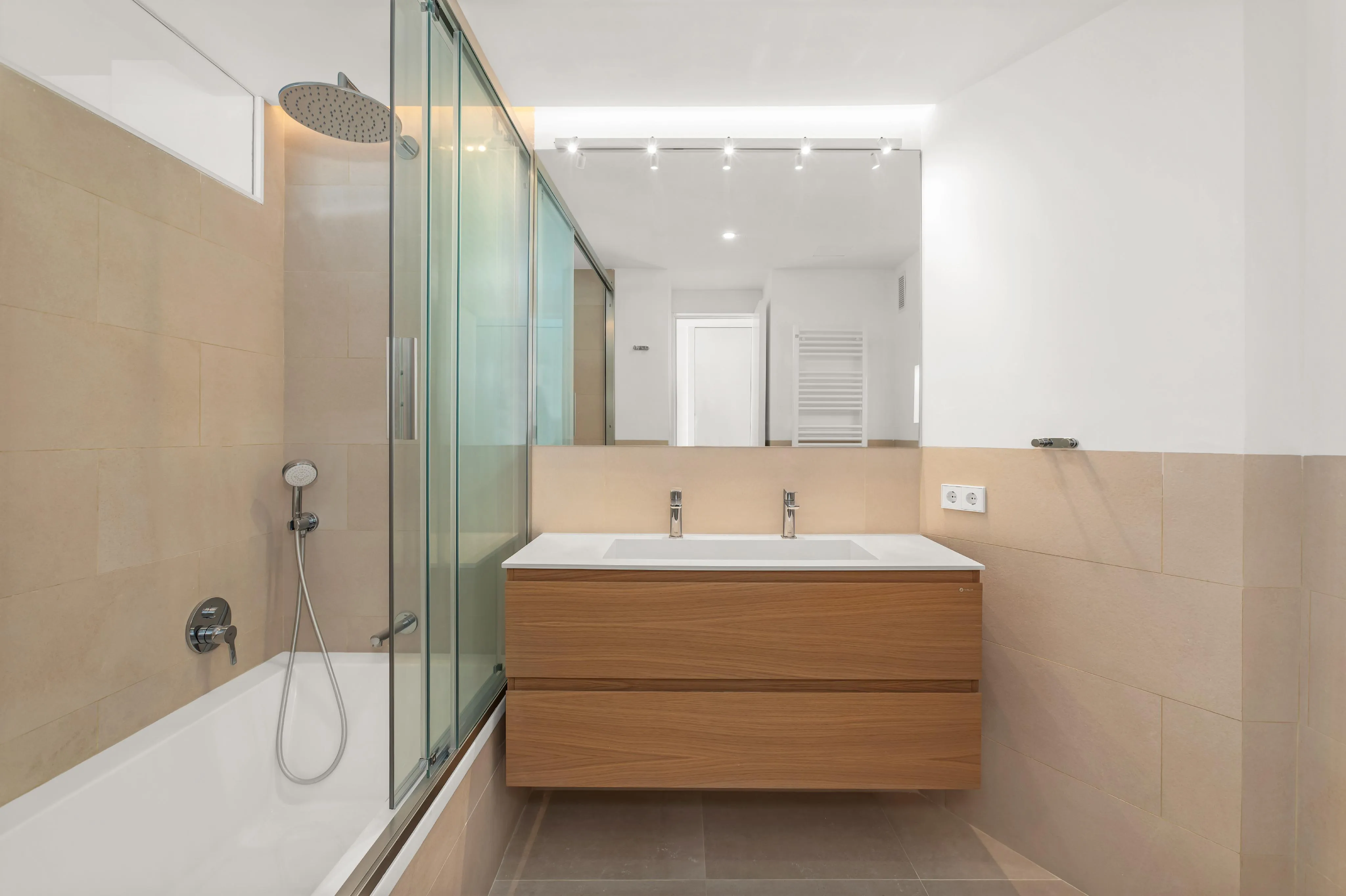 Appartement rénové, lumineux et spacieux-9