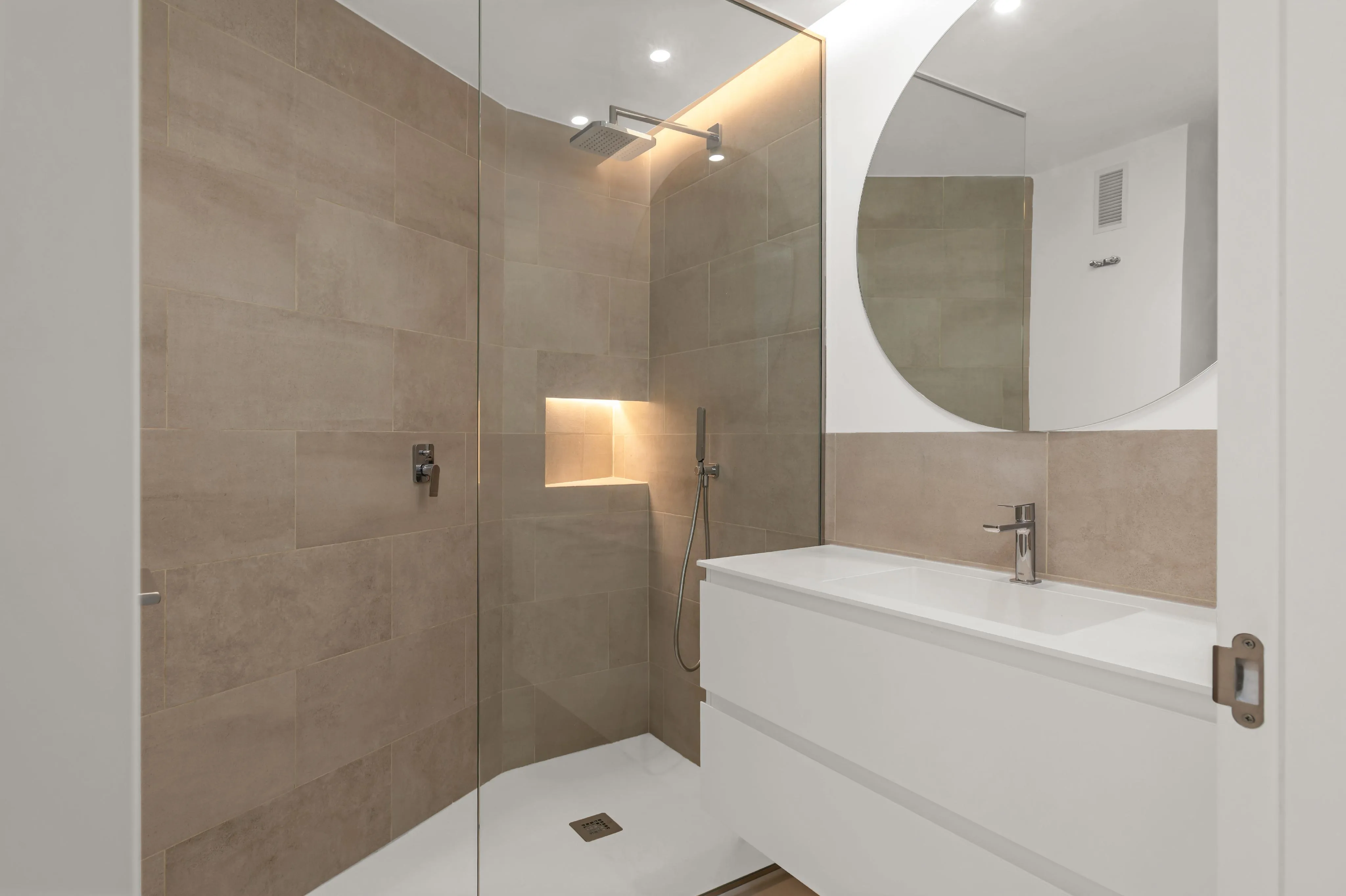 Appartement rénové, lumineux et spacieux-6