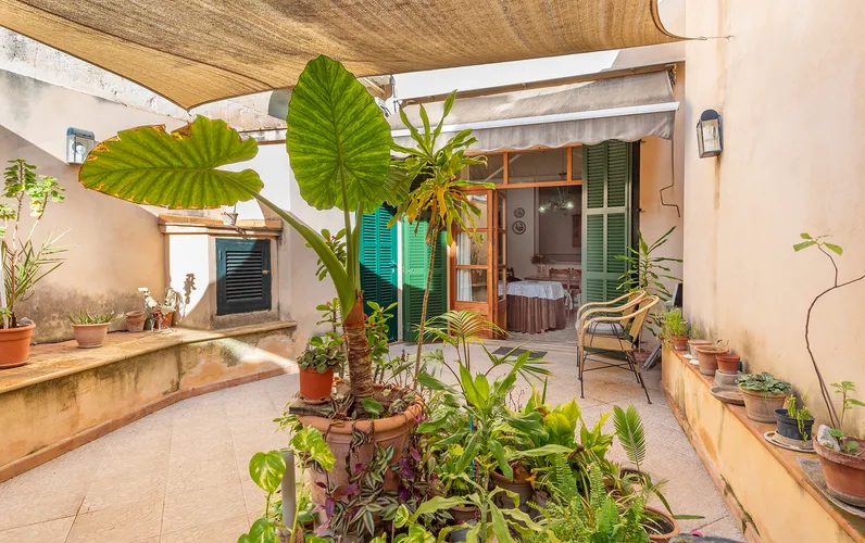 Huis met Mallorcaanse charme en groot zakelijk potentieel in het hart van Pollença