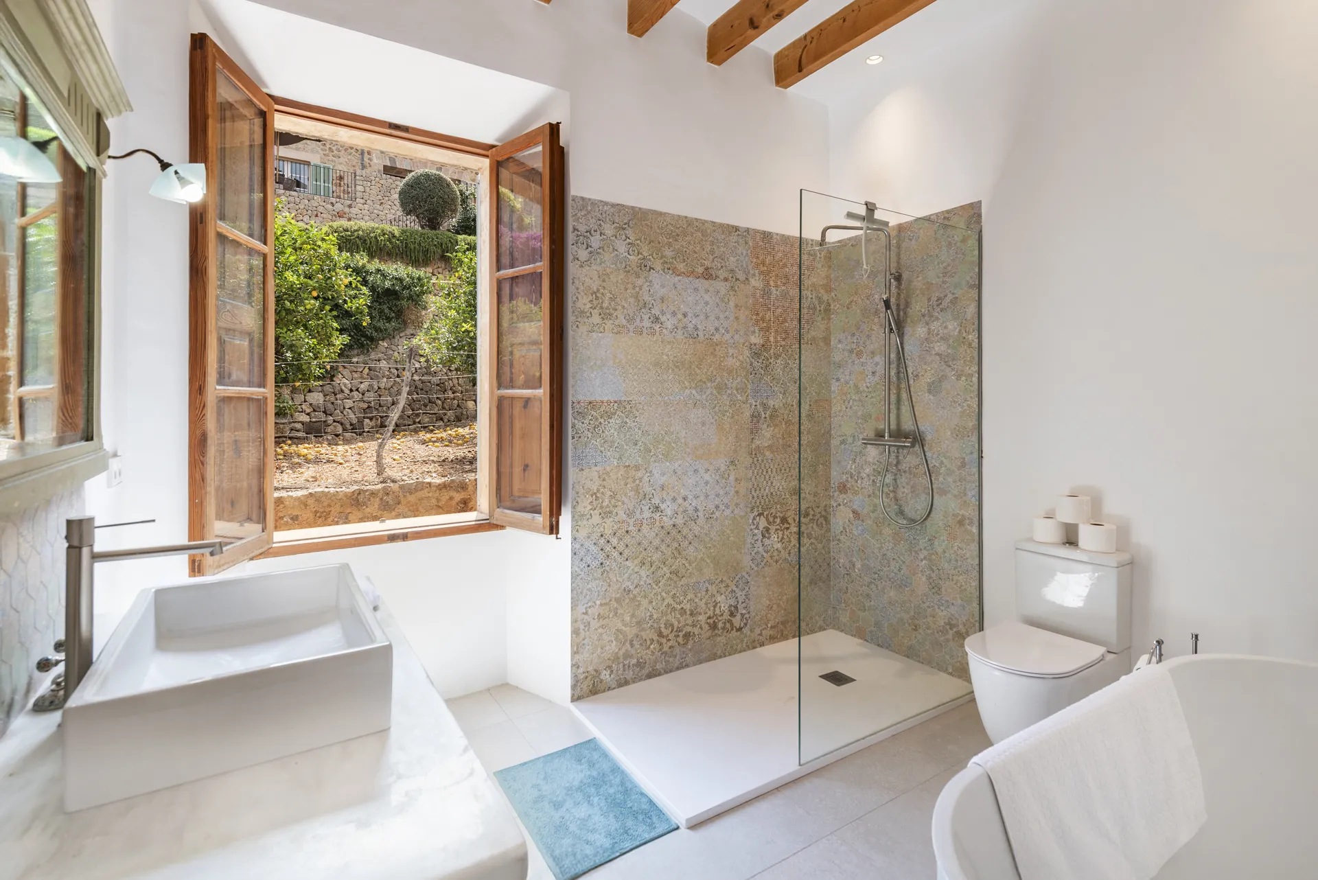 Elegant Deià Hideaway: Classic 5-Bedroom Home with Majestic Mountain Views-15