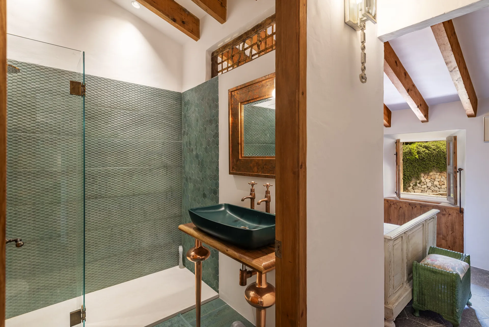 Elegant Deià Hideaway: Classic 5-Bedroom Home with Majestic Mountain Views-12