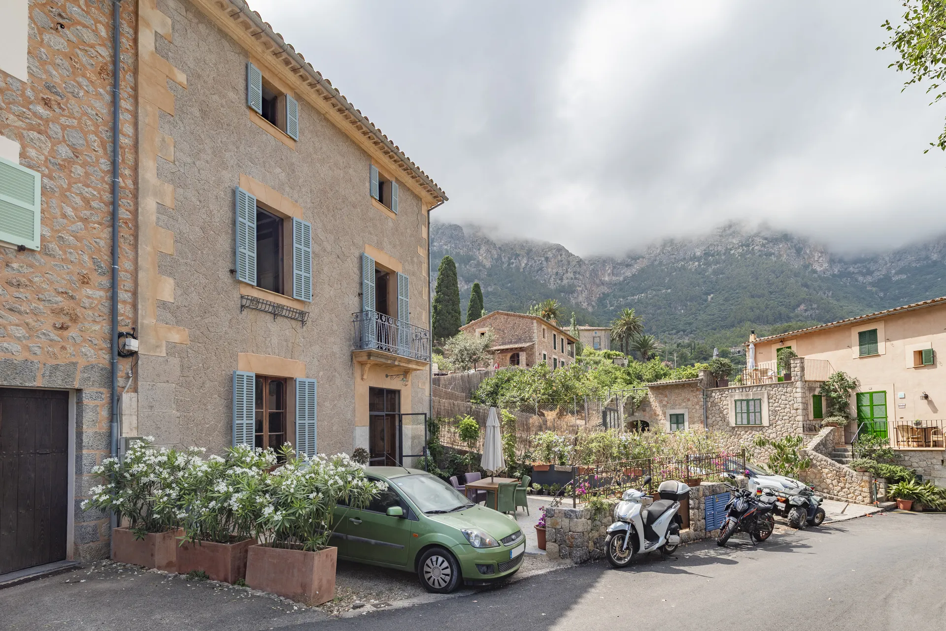 Elegant Deià Hideaway: Classic 5-Bedroom Home with Majestic Mountain Views-19