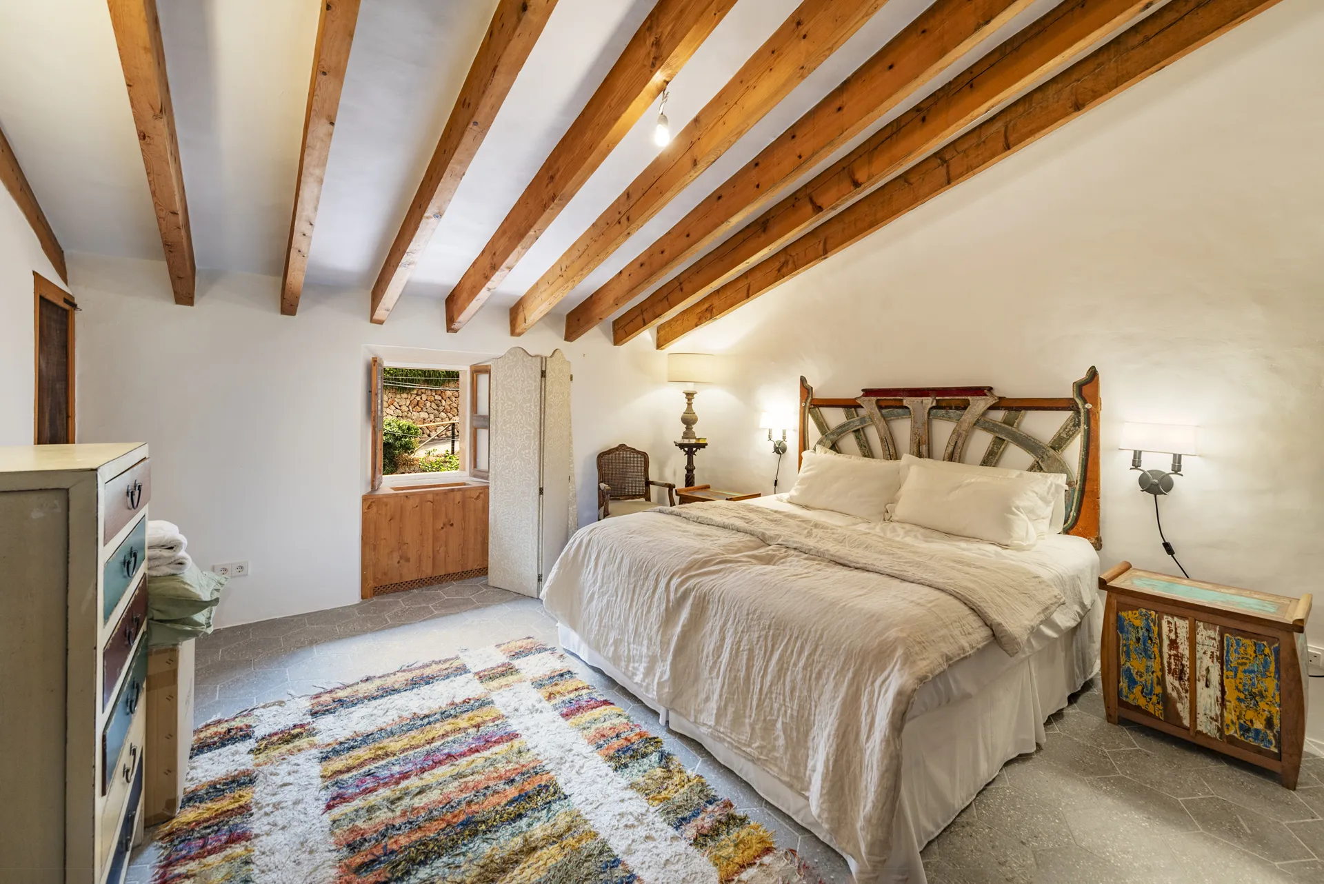 Elegant Deià Hideaway: Classic 5-Bedroom Home with Majestic Mountain Views-16
