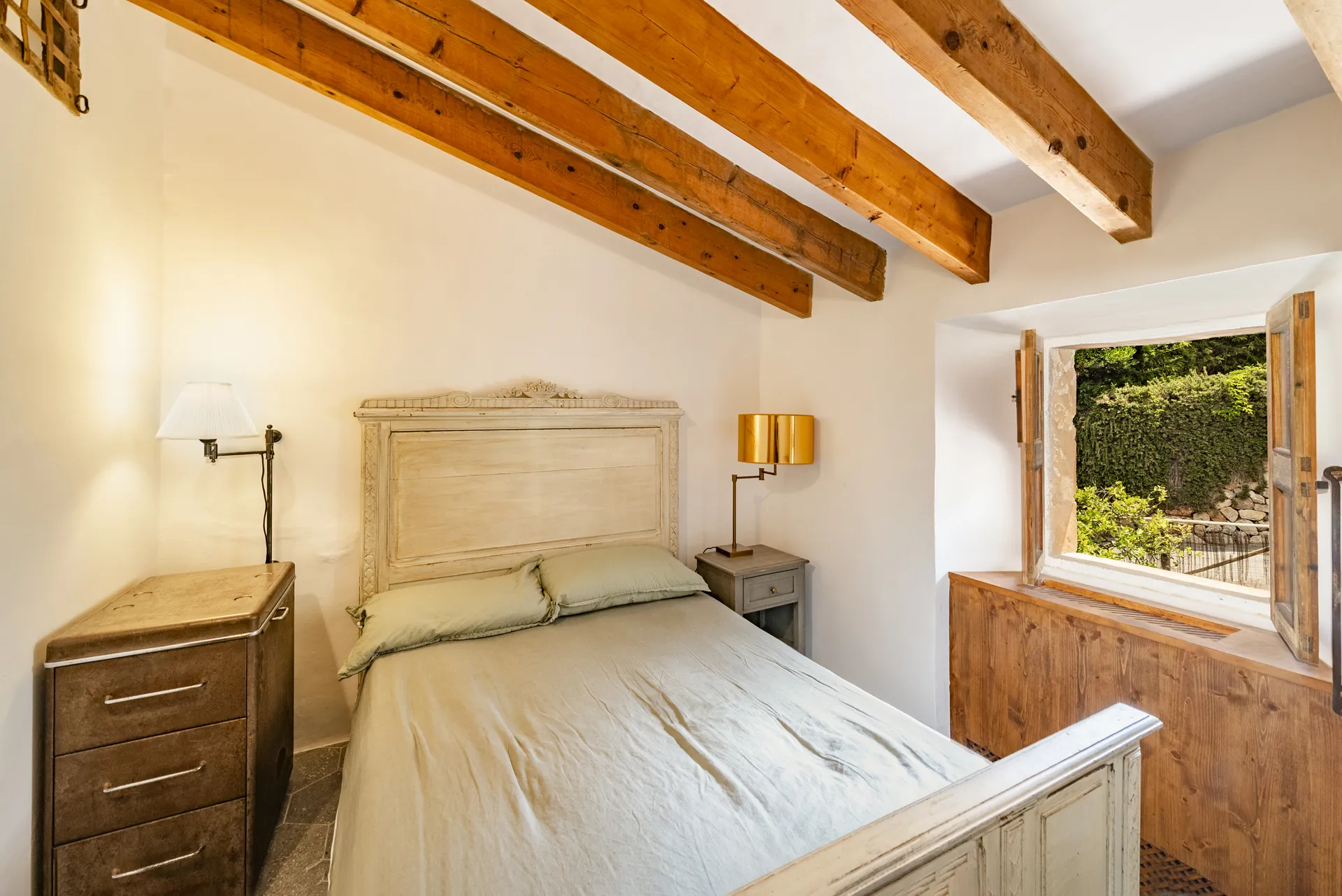 Elegant Deià Hideaway: Classic 5-Bedroom Home with Majestic Mountain Views-9