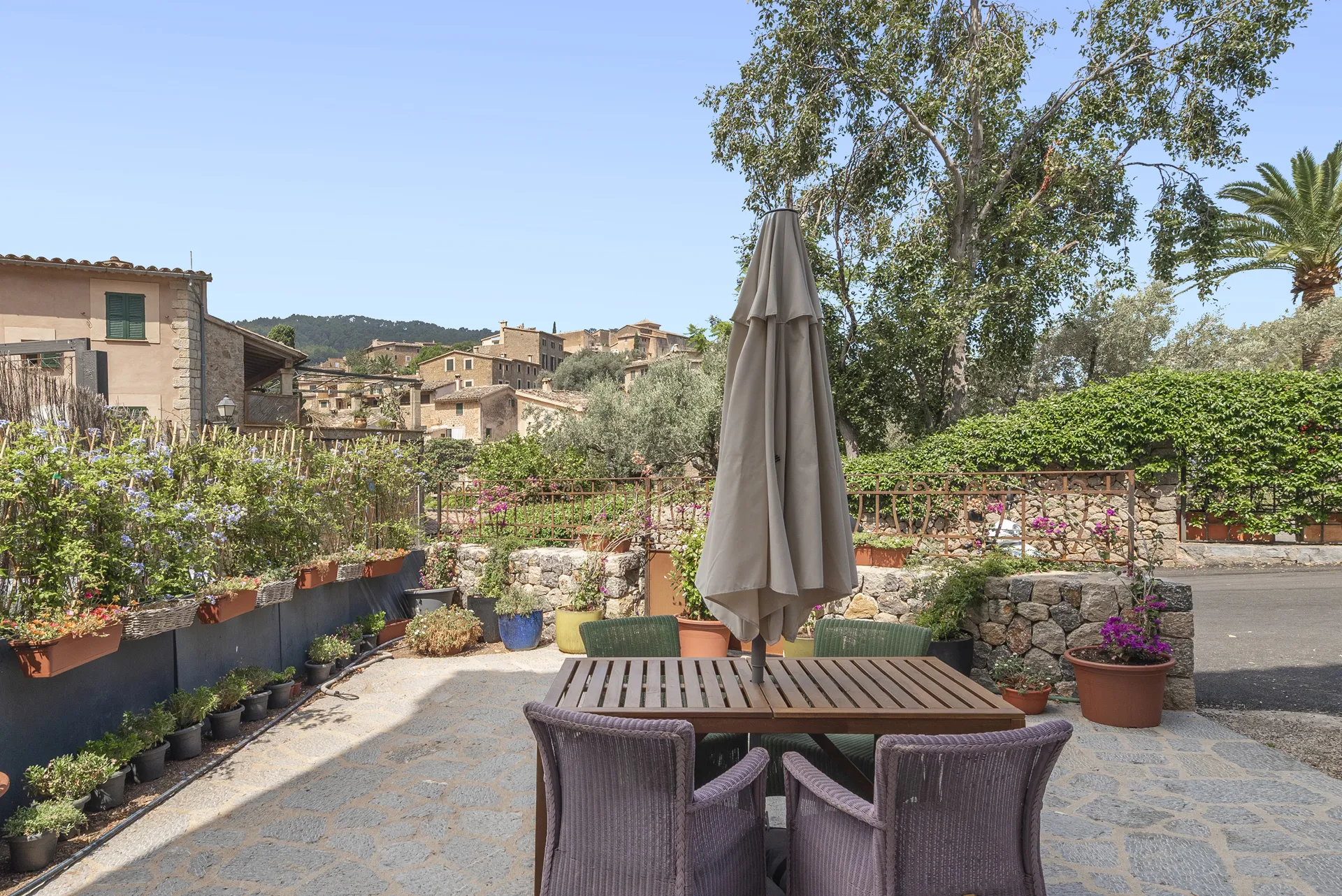 Elegant Deià Hideaway: Classic 5-Bedroom Home with Majestic Mountain Views-20