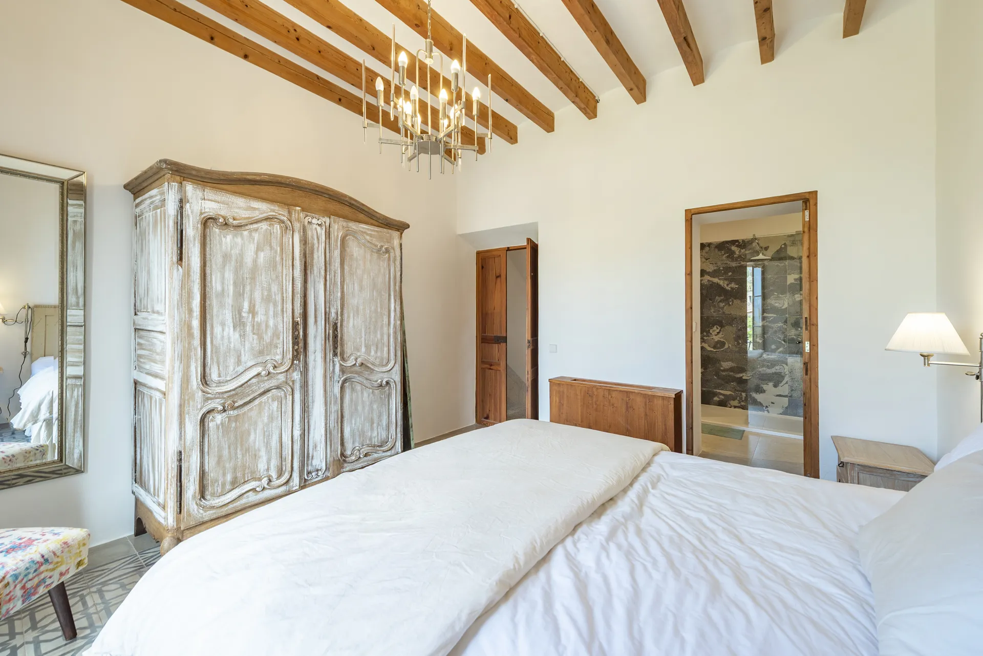 Elegant Deià Hideaway: Classic 5-Bedroom Home with Majestic Mountain Views-11