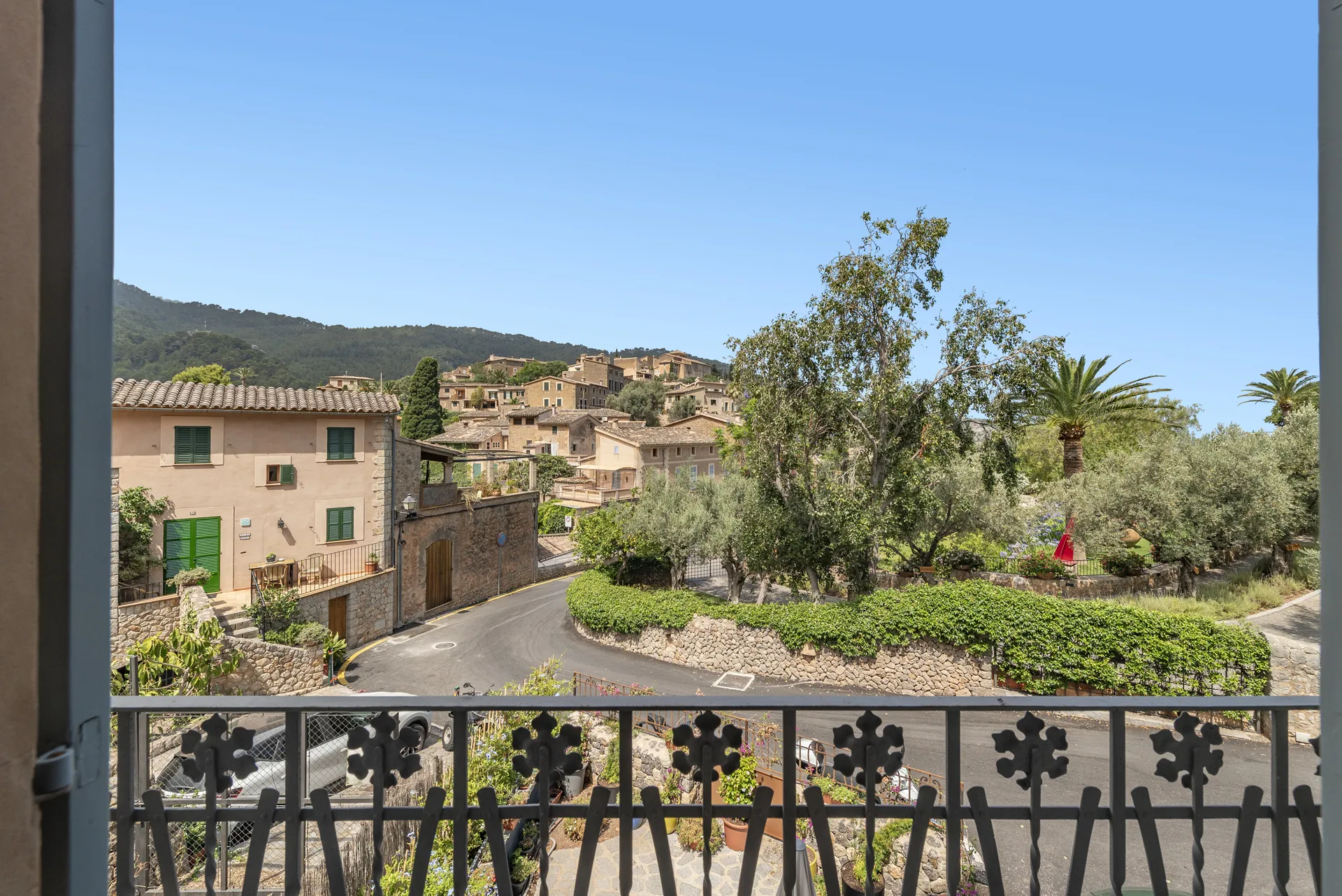 Elegant Deià Hideaway: Classic 5-Bedroom Home with Majestic Mountain Views-23