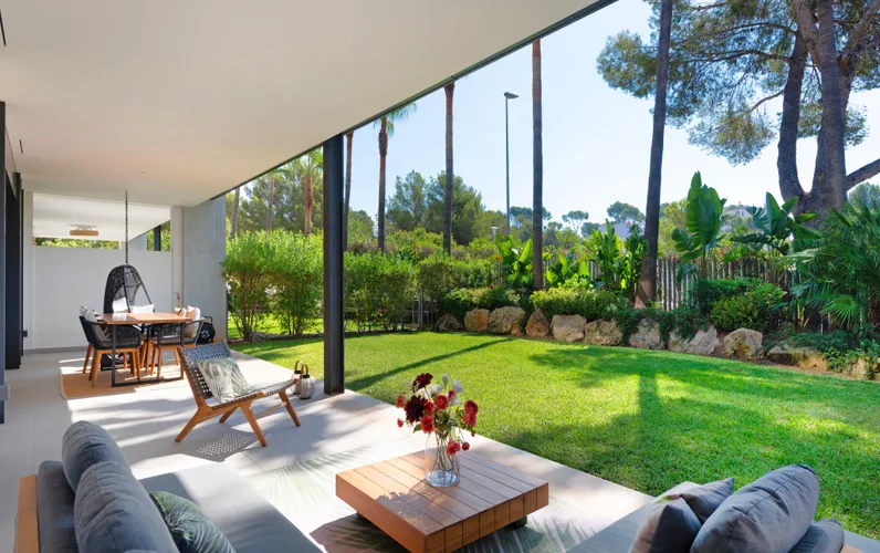 Moderna planta baixa amb jardí a poca distància a peu