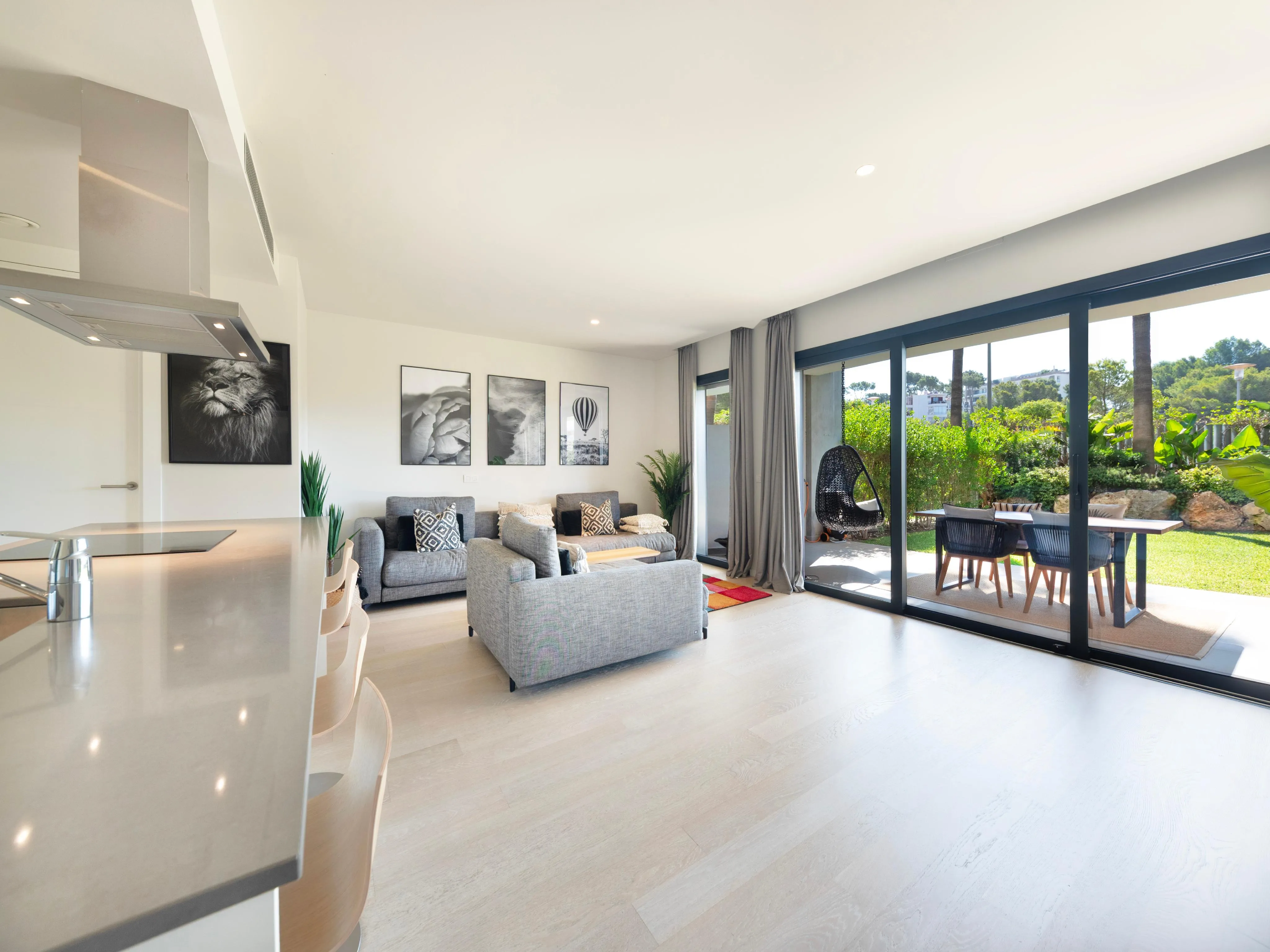 Modern garden apartment in walking distance to Portals-6