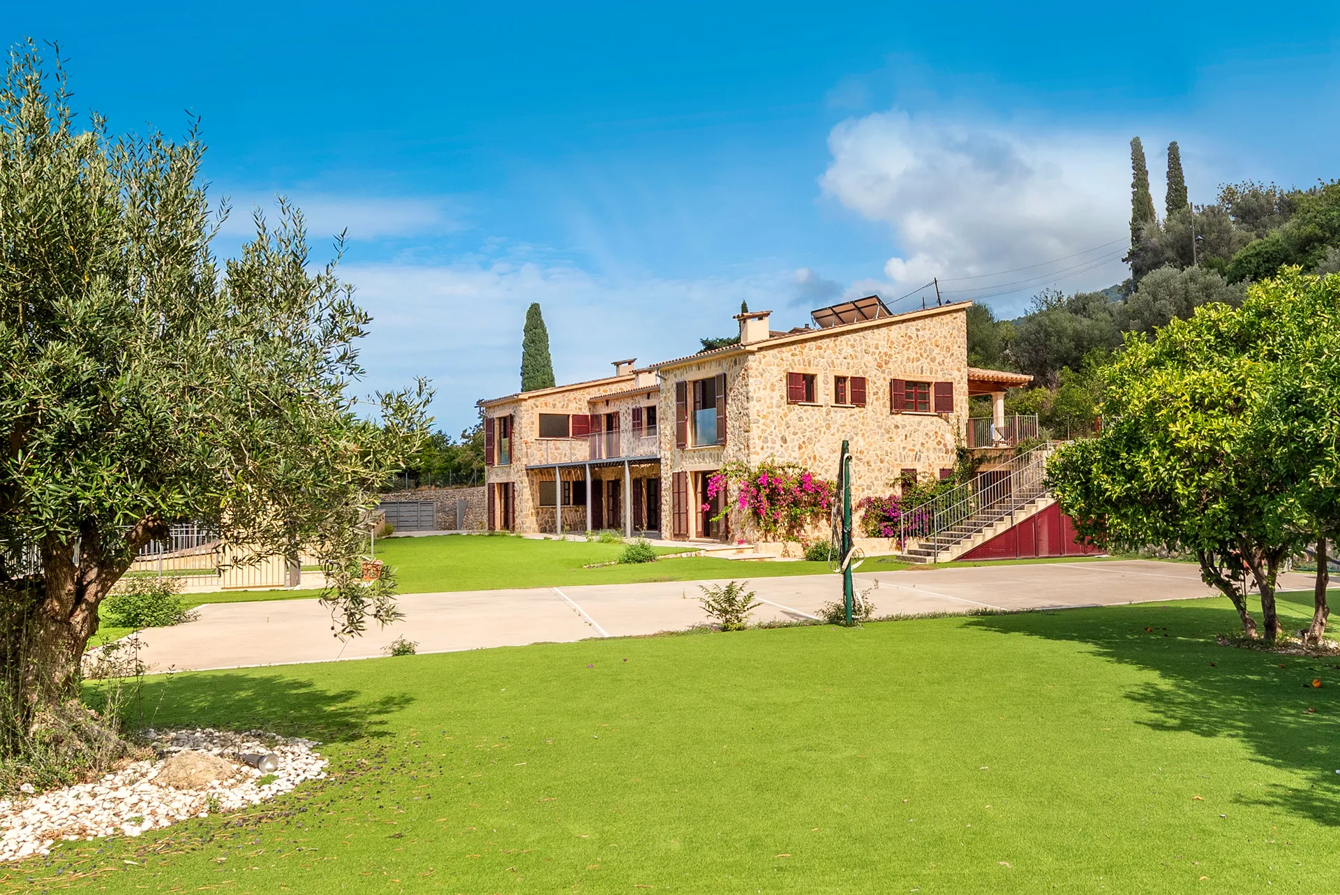 Indrukwekkende villa met bijgebouw in Estellencs-1