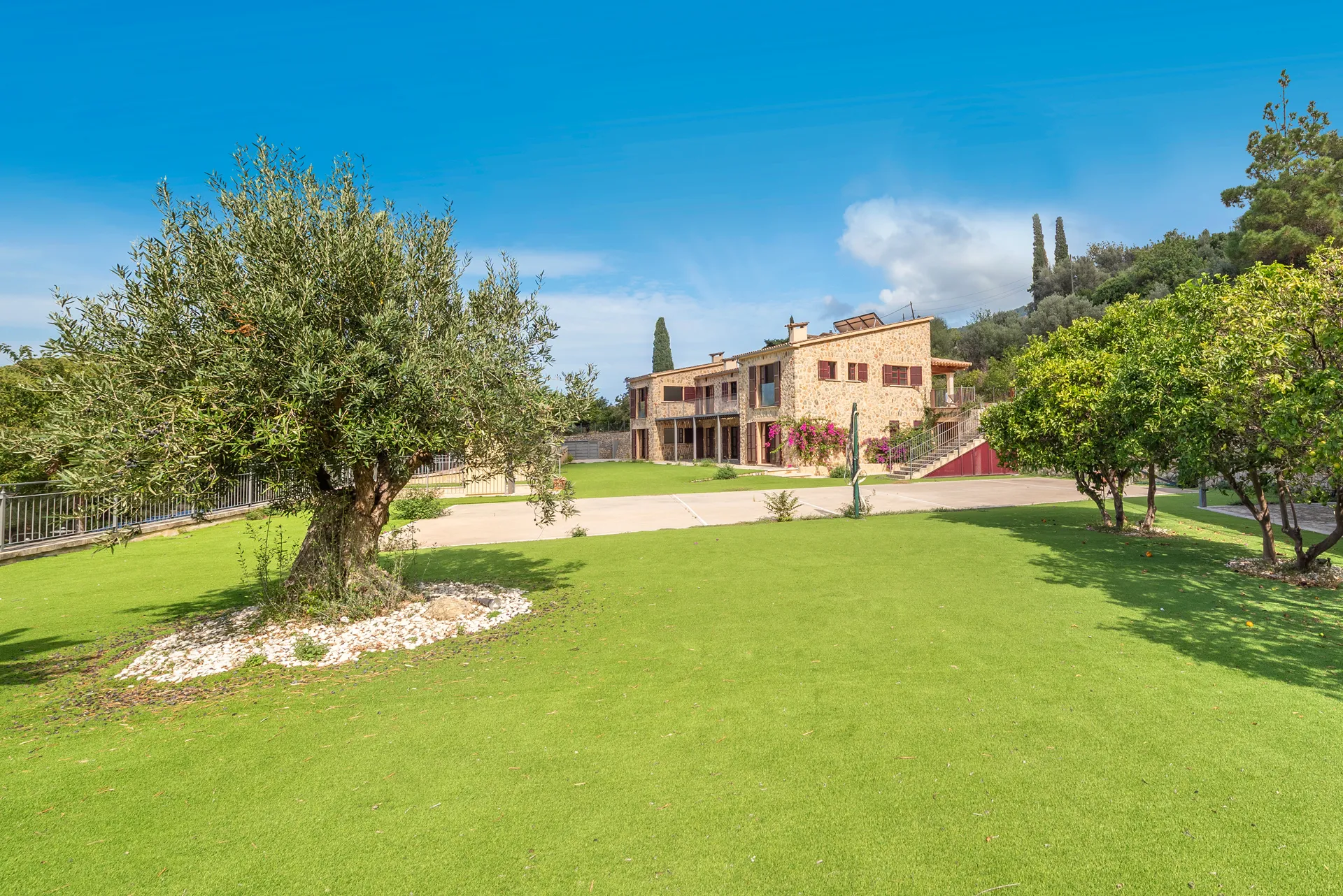 Indrukwekkende villa met bijgebouw in Estellencs-33
