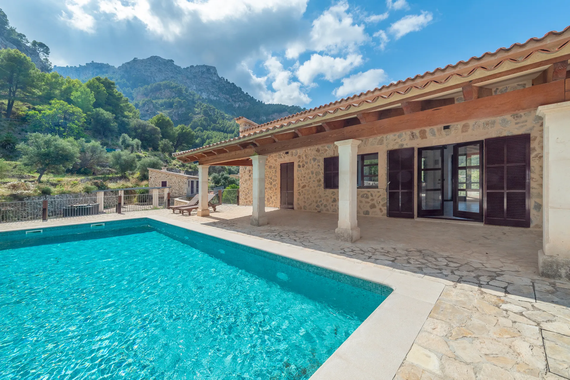 Indrukwekkende villa met bijgebouw in Estellencs-3