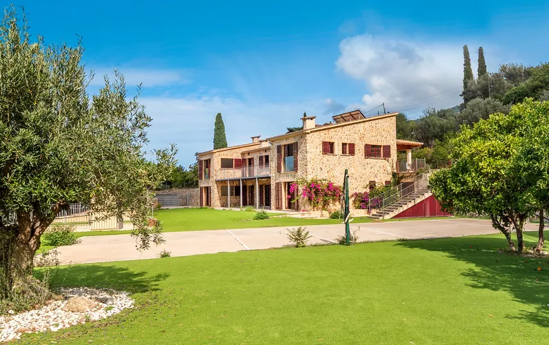 Exceptional village house with sea and mountain views in Estellencs