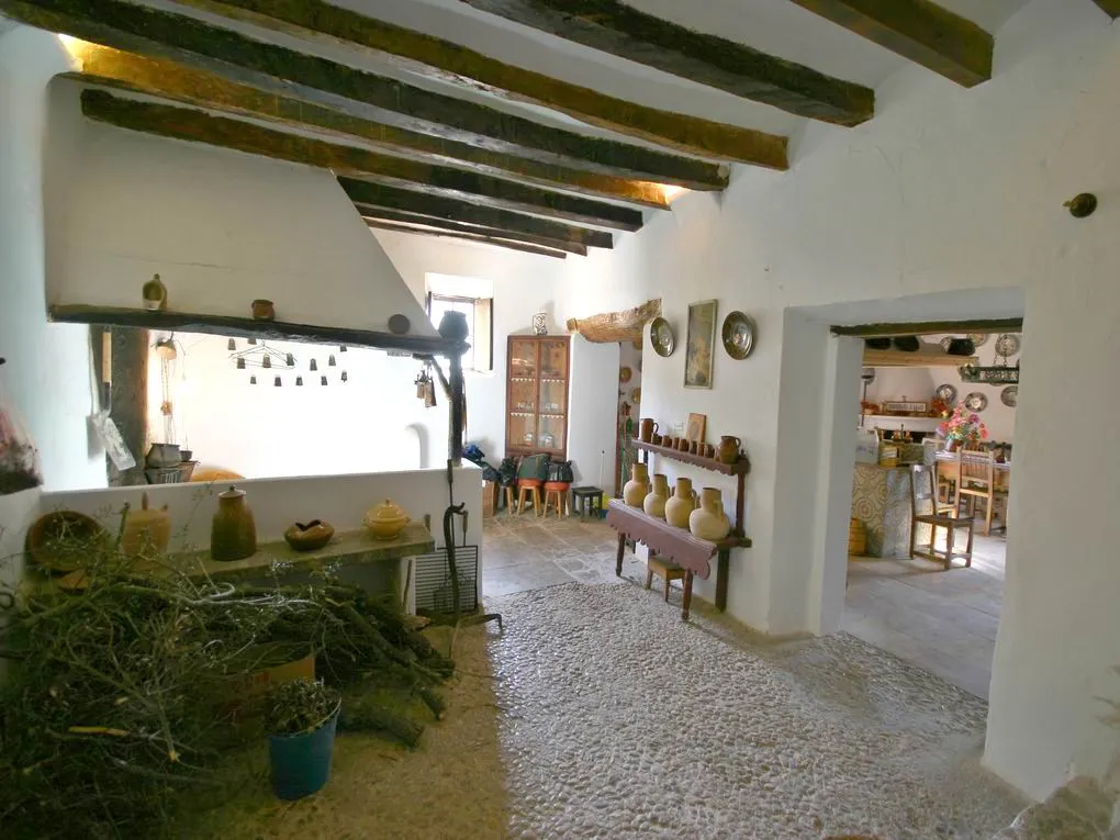 Piękna finca otoczona zieloną przyrodą-7