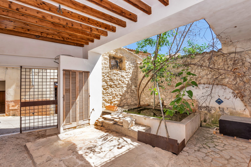 A Mallorcan house with potential for inland tourism in Biniamar-13