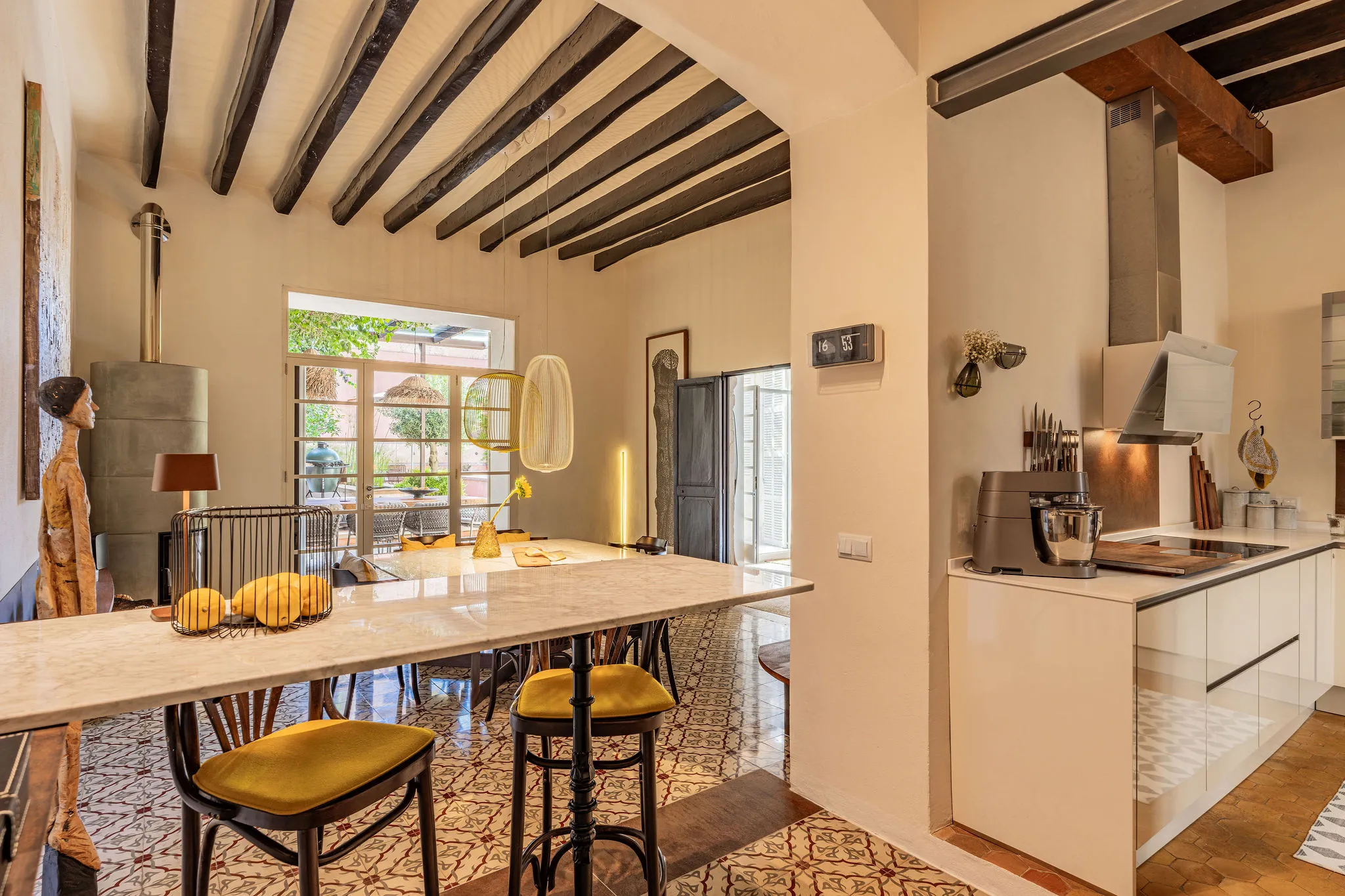 Urban oas med pool och historisk charm-5