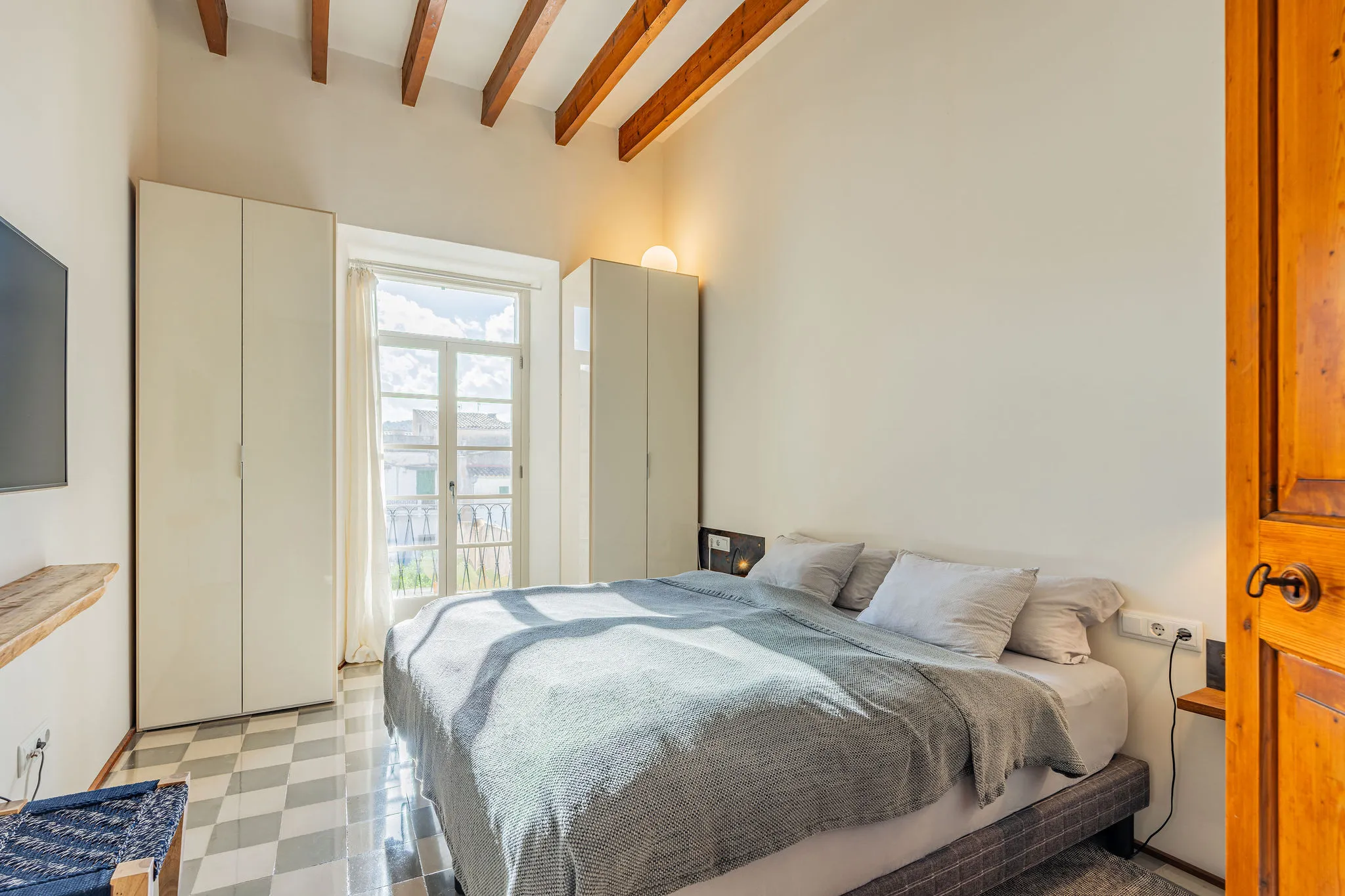 Oasis urbaine avec piscine et charme historique-8