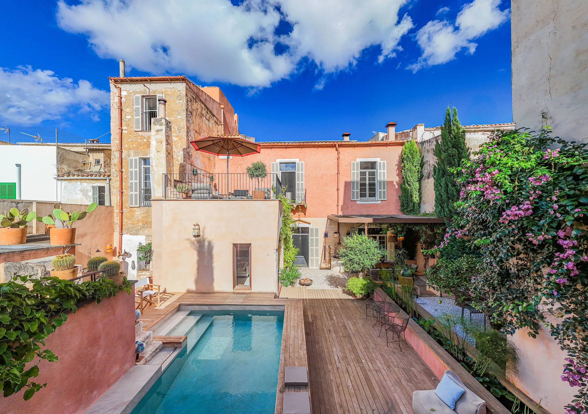 Oasis urbaine avec piscine et charme historique-1