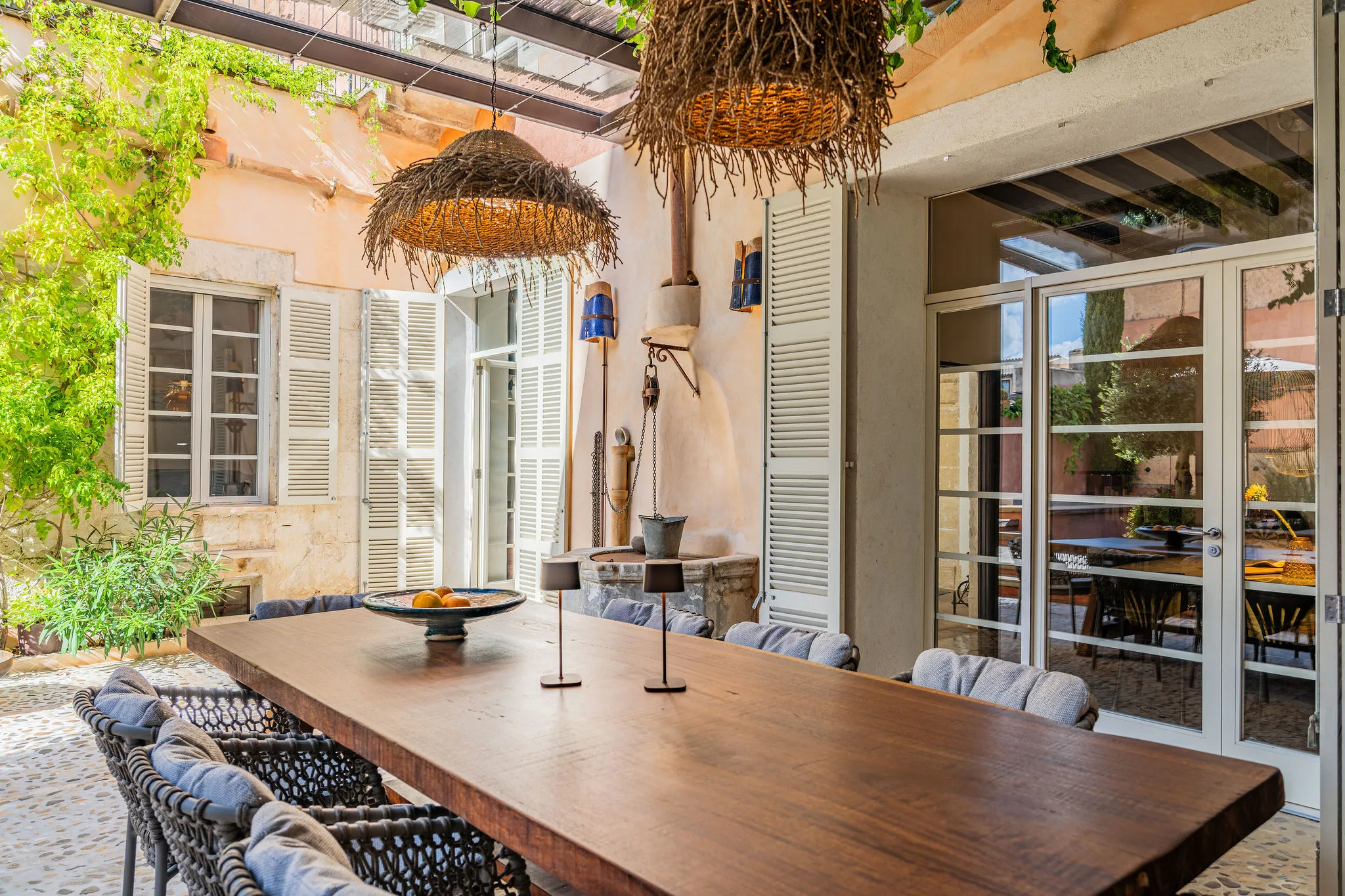 Urban oas med pool och historisk charm-13