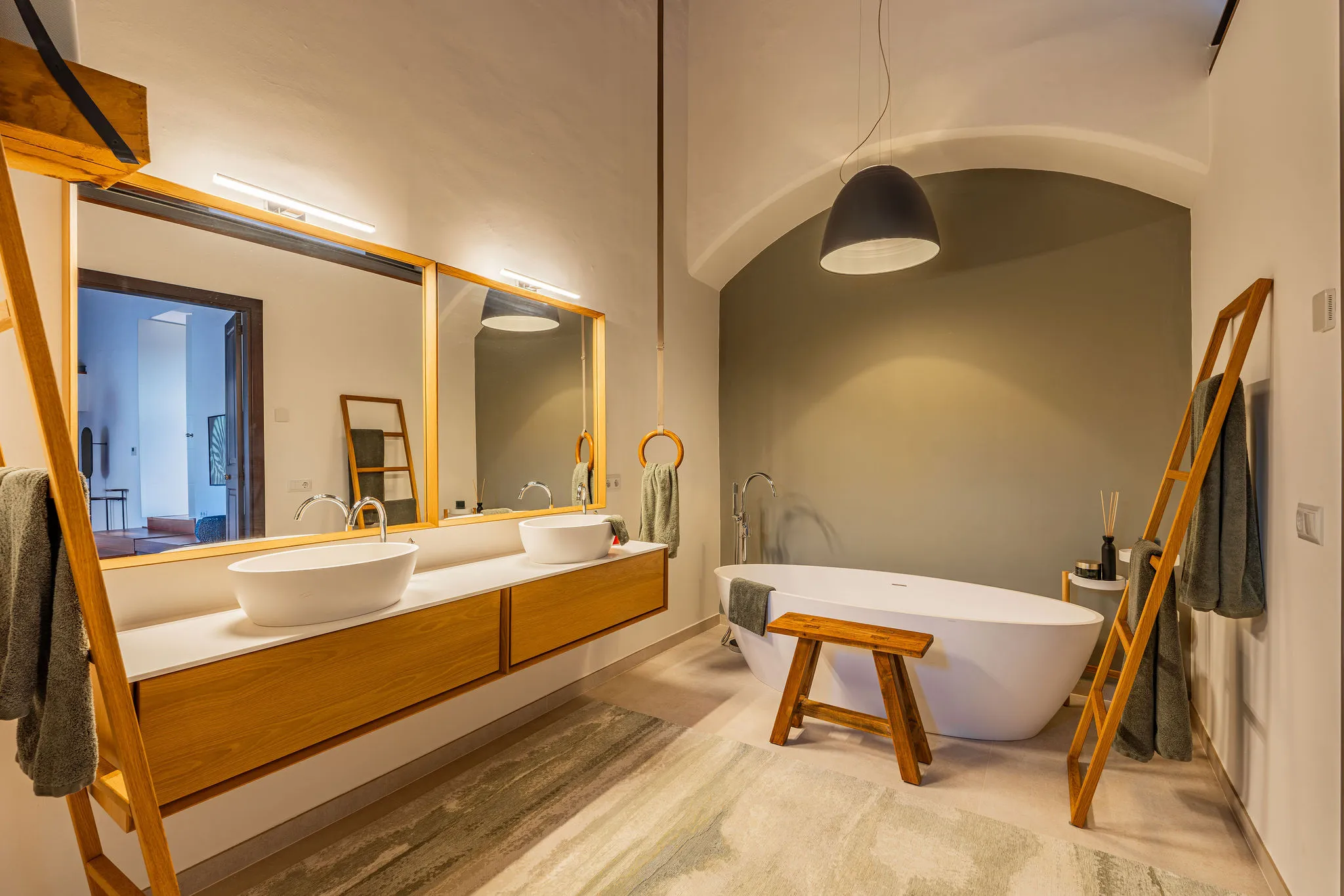 Urban oas med pool och historisk charm-7