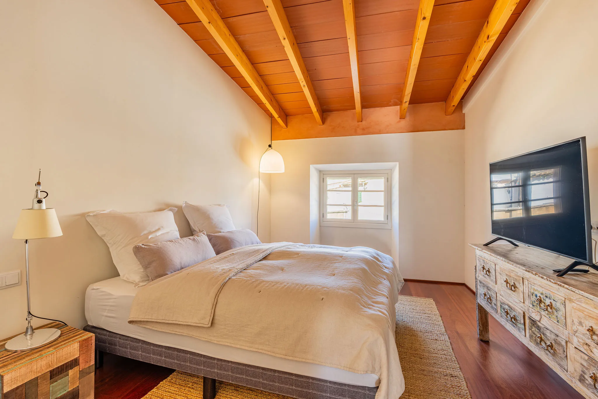 Stedelijke oase met zwembad en historische charme-11