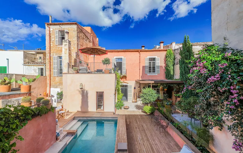 Oasi urbana amb piscina i encant històric