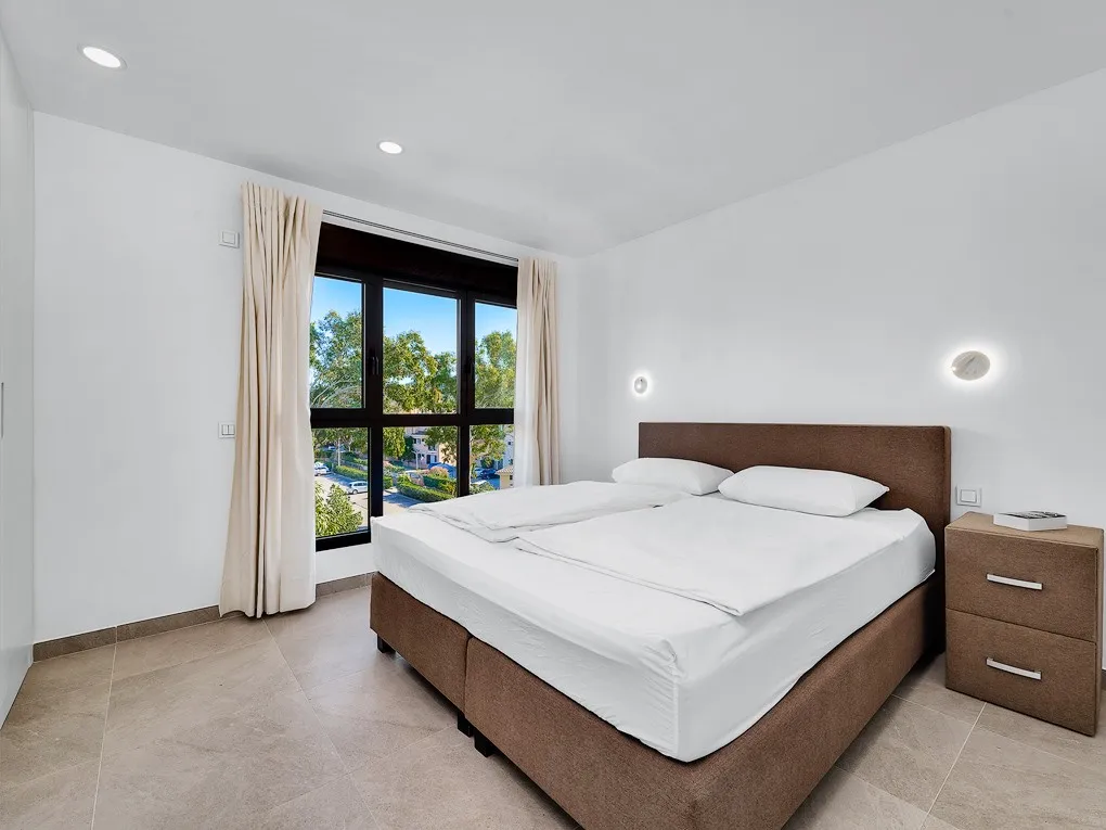 Penthouse in nice community with private roof terrace-13